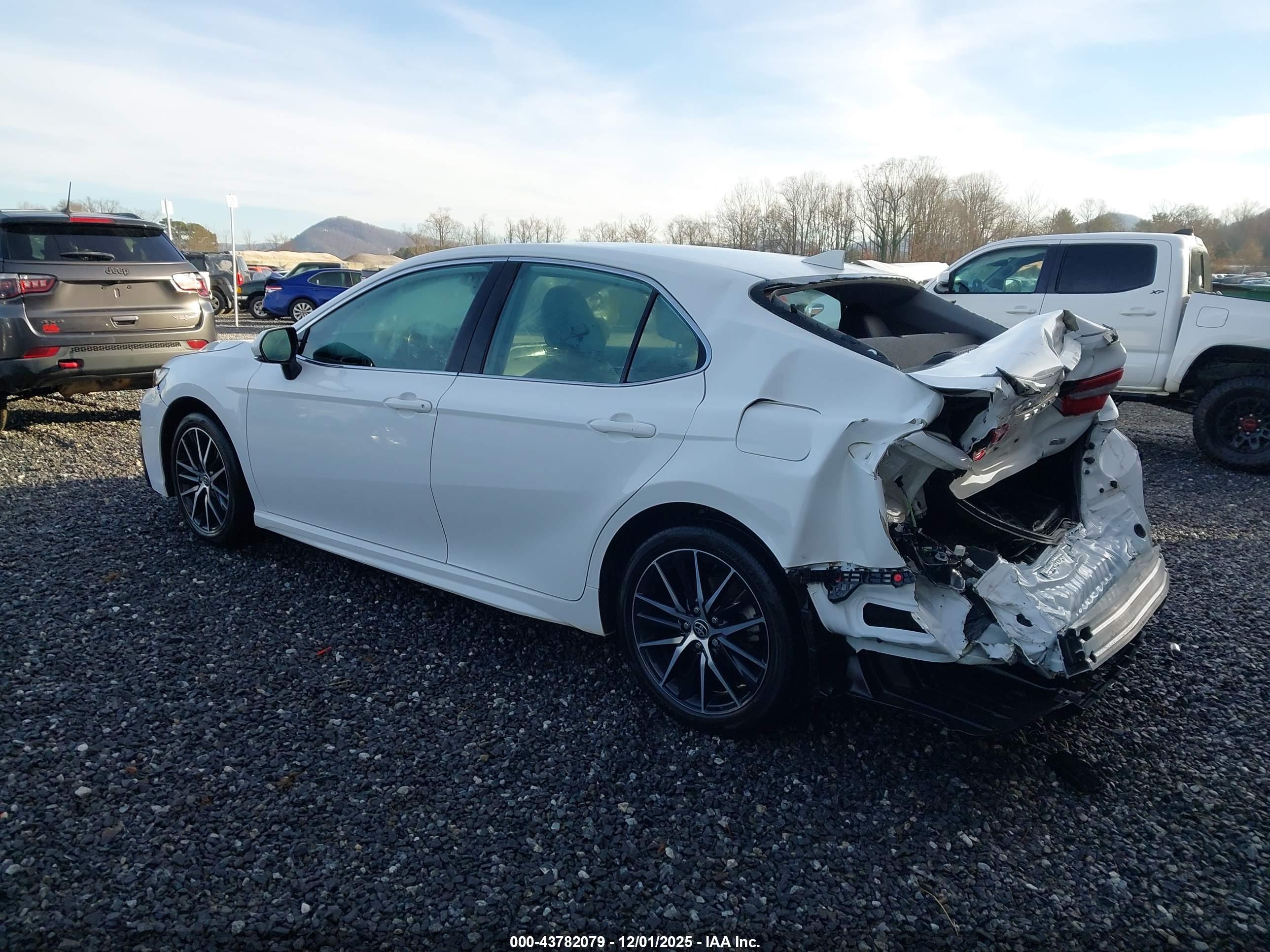 TOYOTA CAMRY image 3