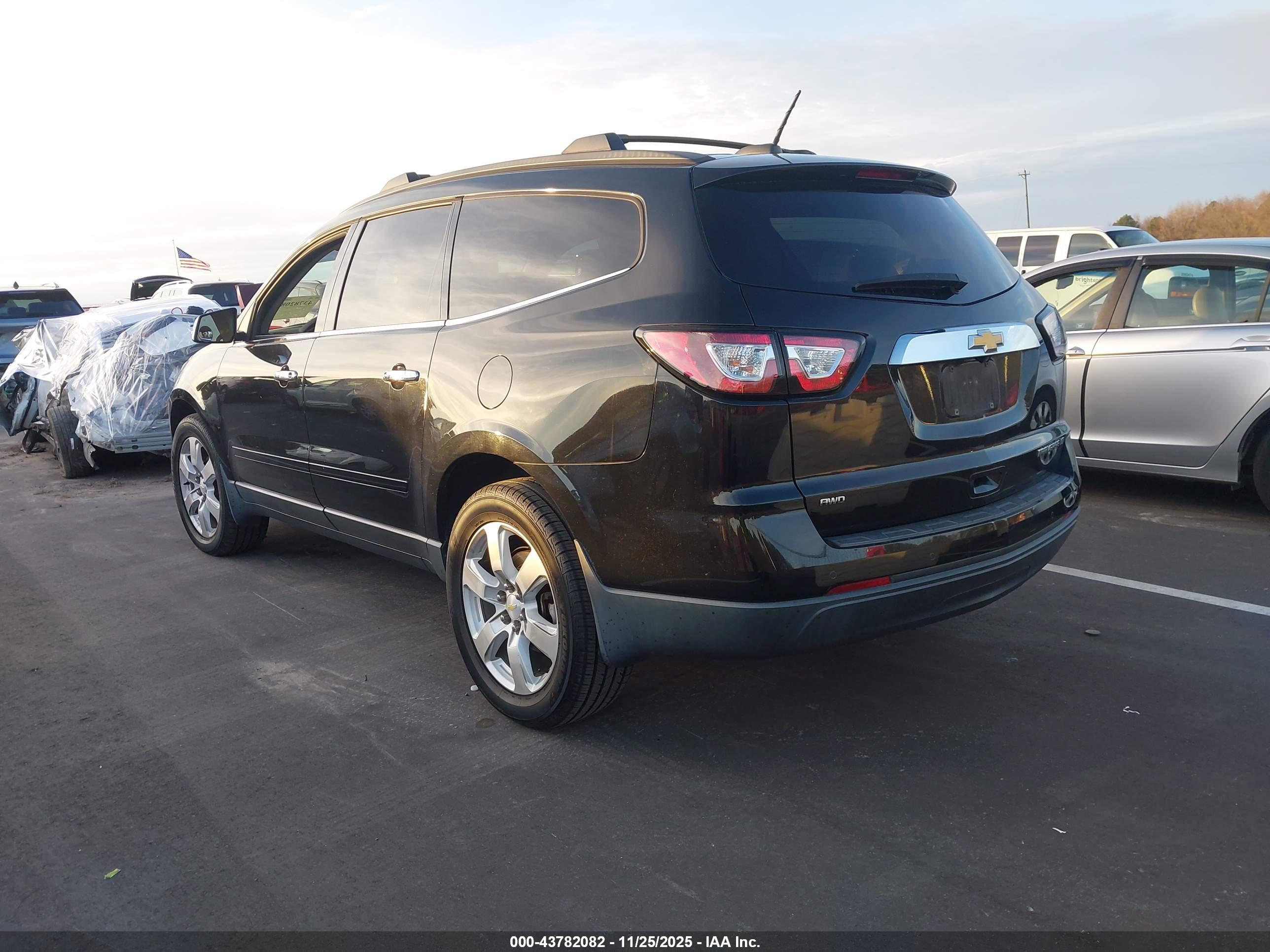 CHEVROLET TRAVERSE image 3