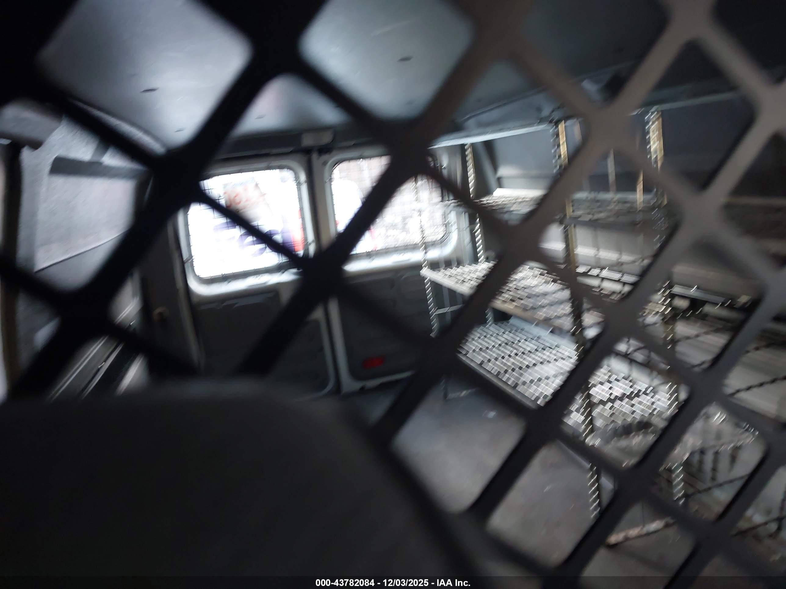 FORD E-250 image 8