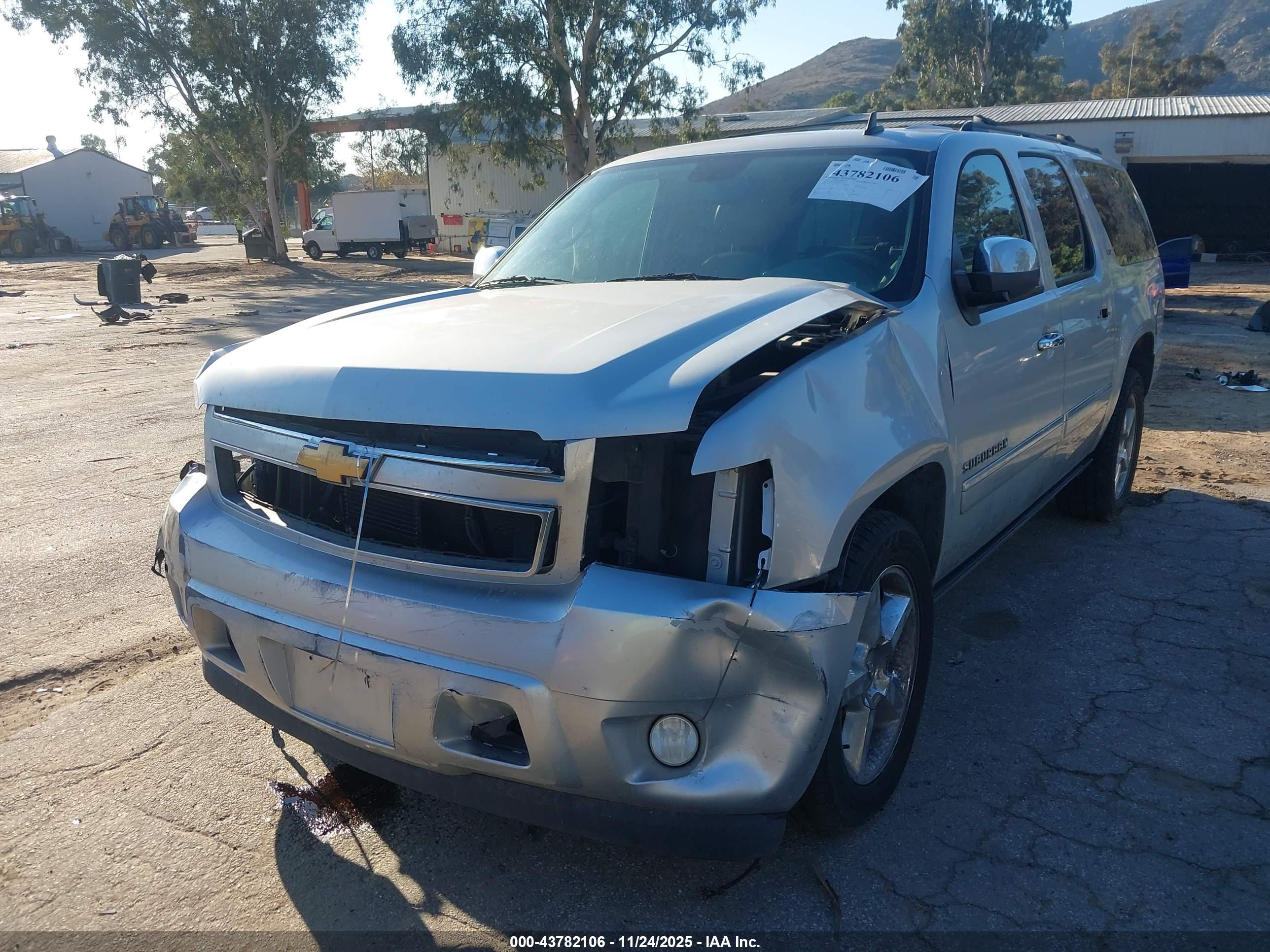 CHEVROLET SUBURBAN image 2