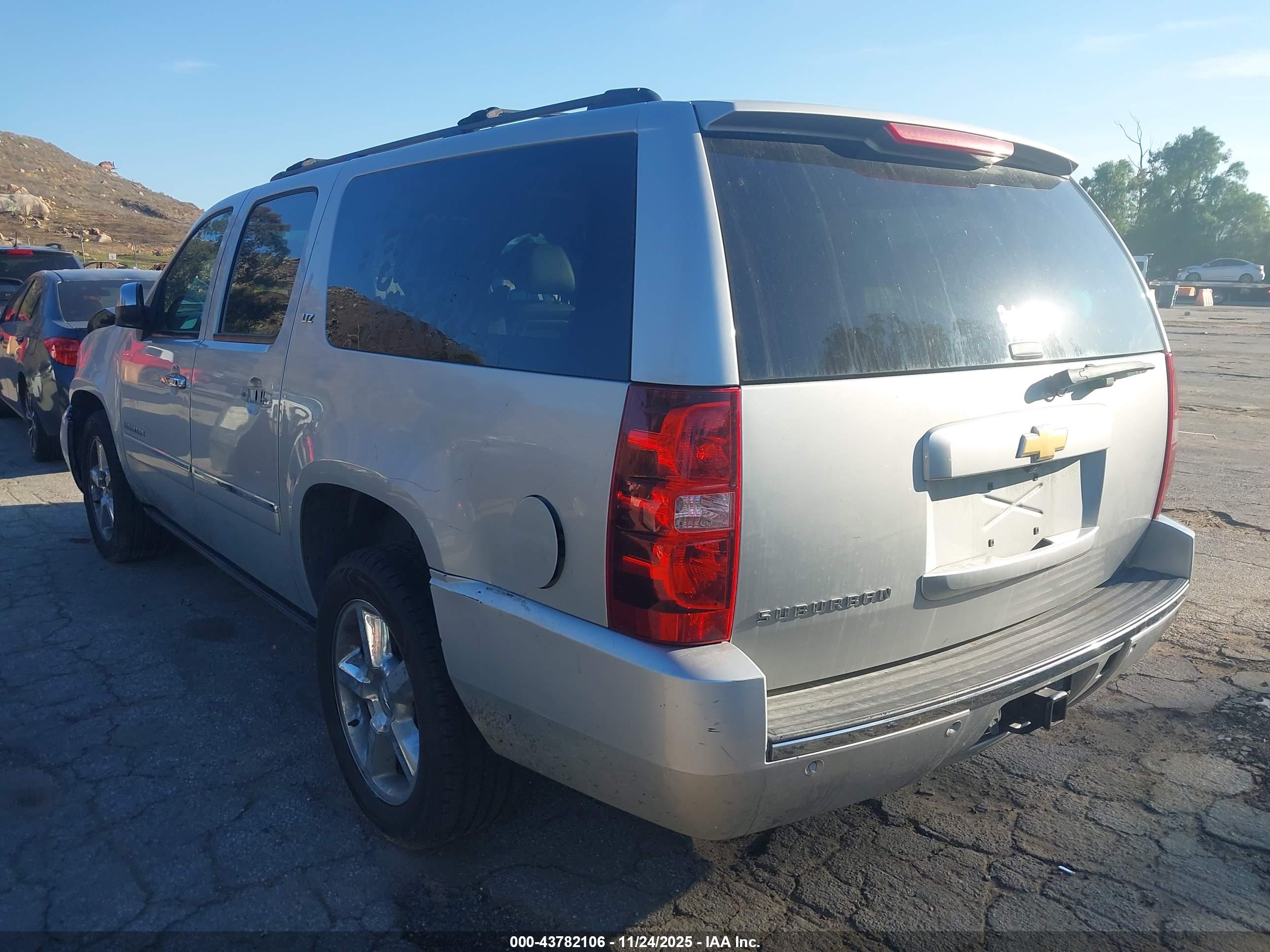CHEVROLET SUBURBAN image 3