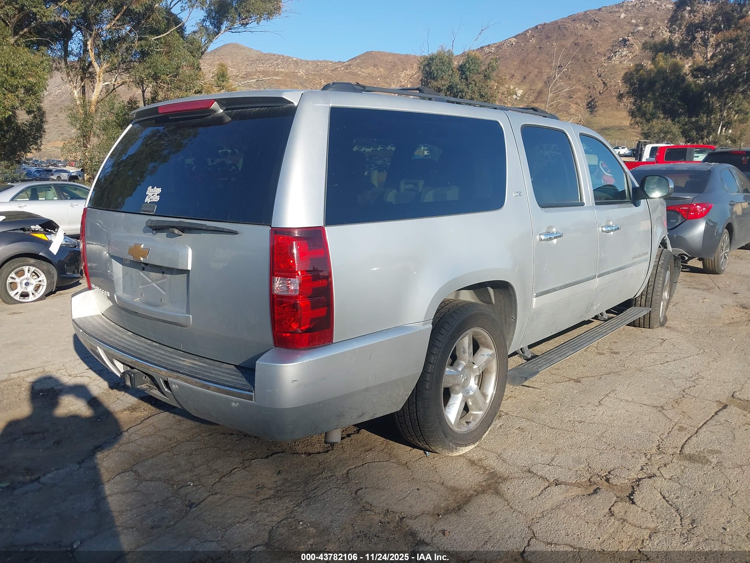 CHEVROLET SUBURBAN image 4