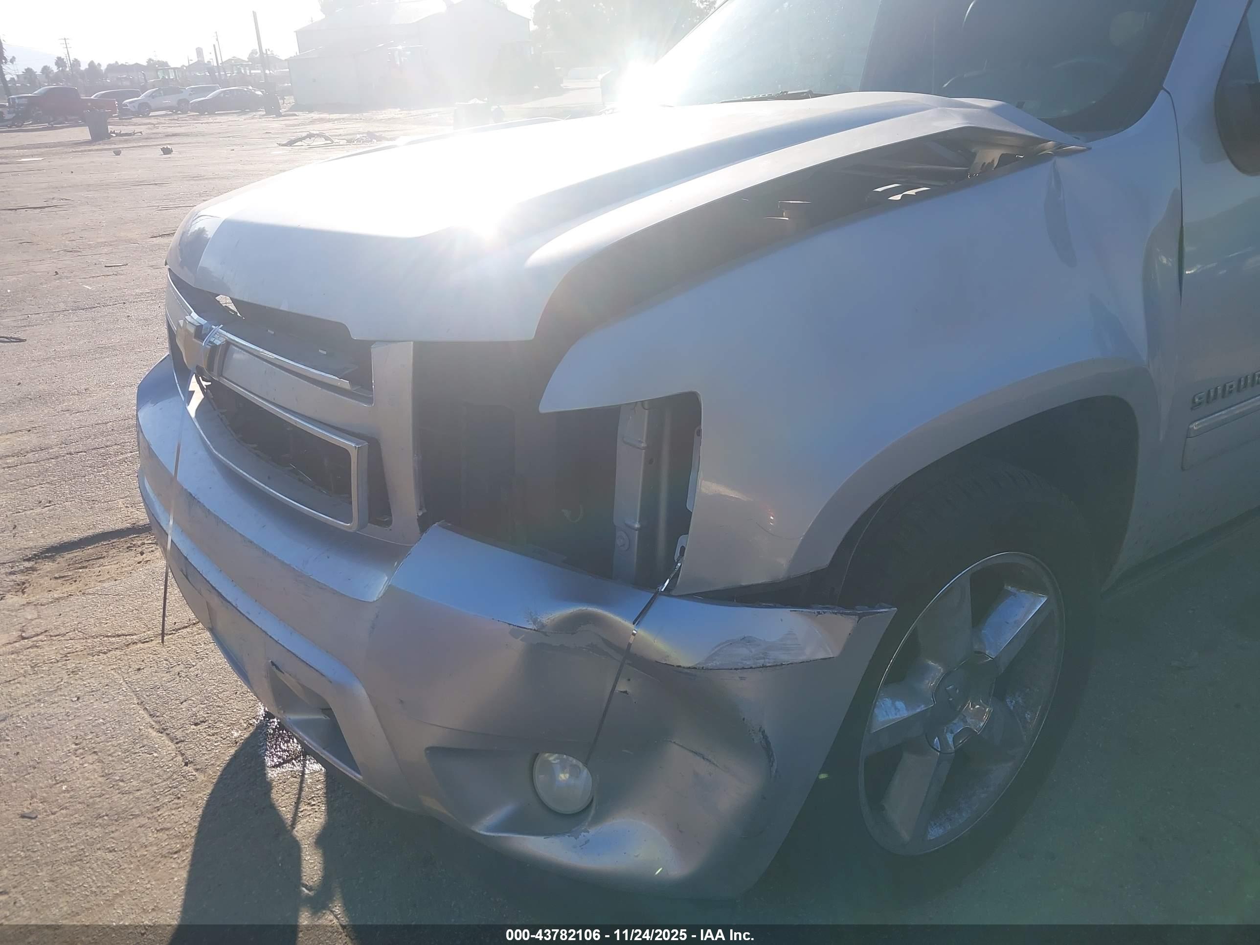 CHEVROLET SUBURBAN image 6