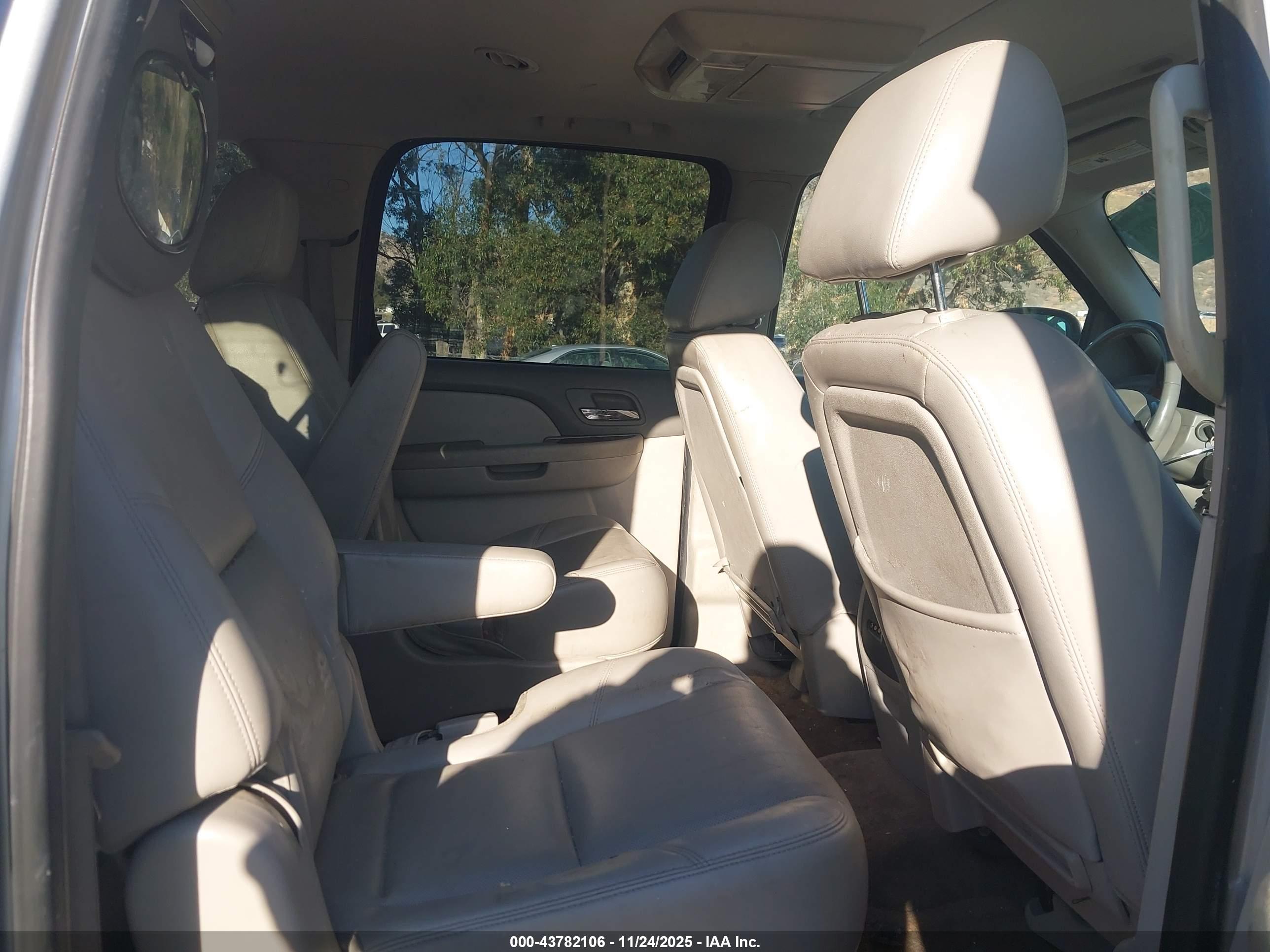 CHEVROLET SUBURBAN image 8