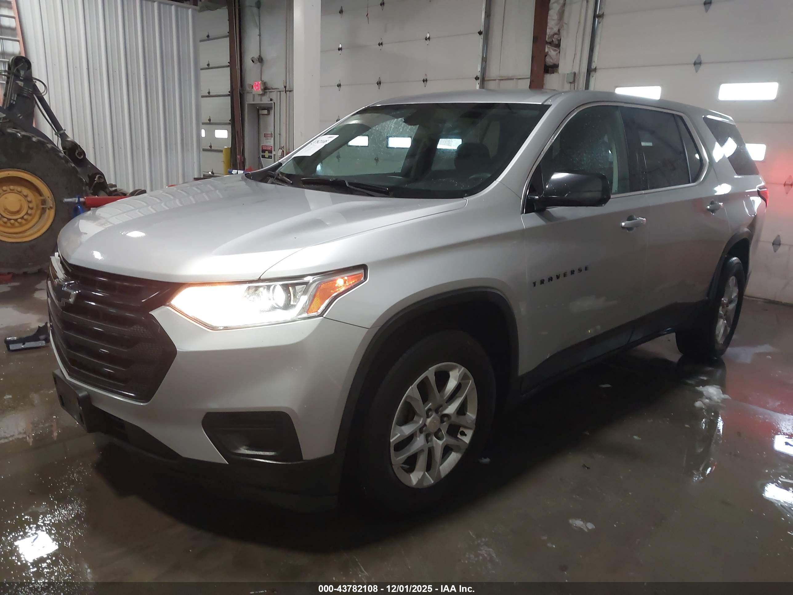 CHEVROLET TRAVERSE image 2