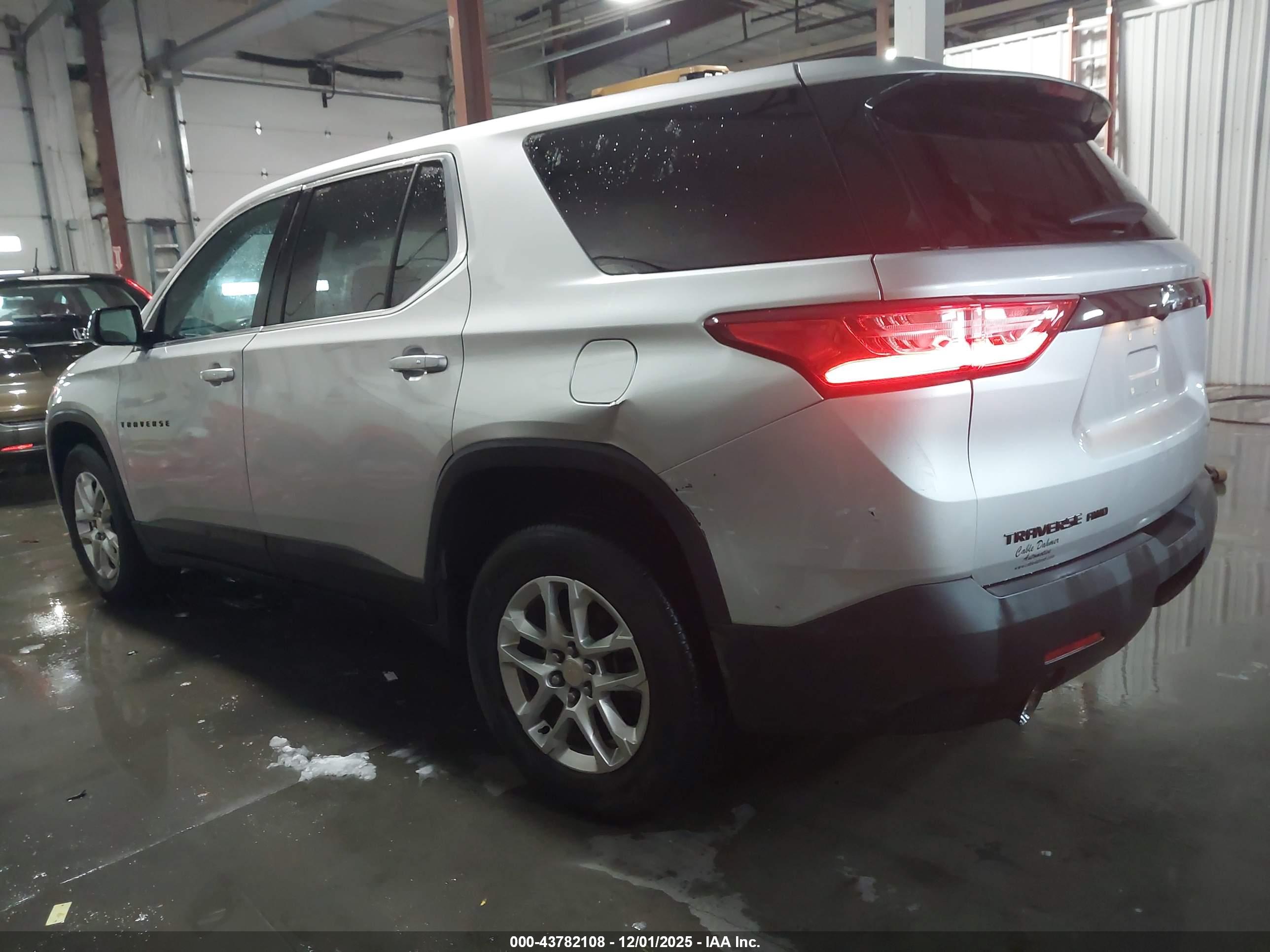 CHEVROLET TRAVERSE image 3