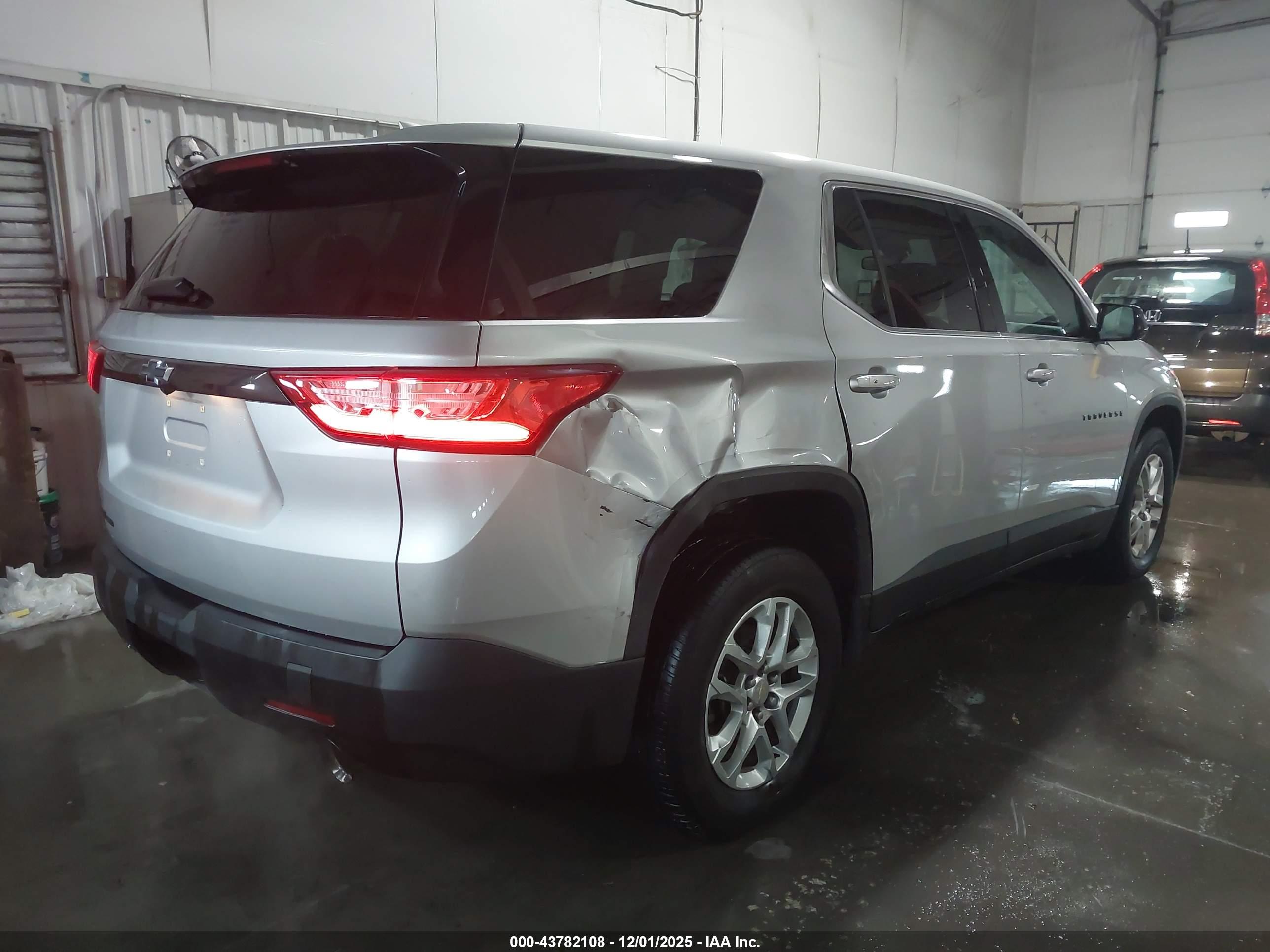 CHEVROLET TRAVERSE image 4
