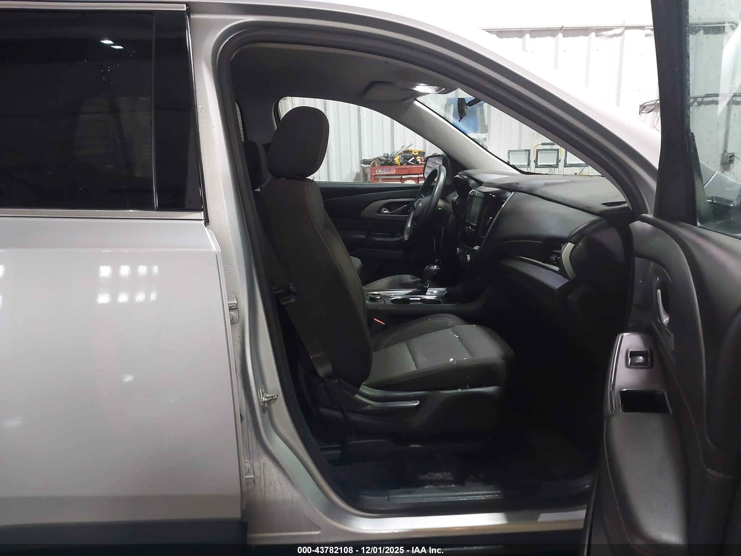 CHEVROLET TRAVERSE image 5