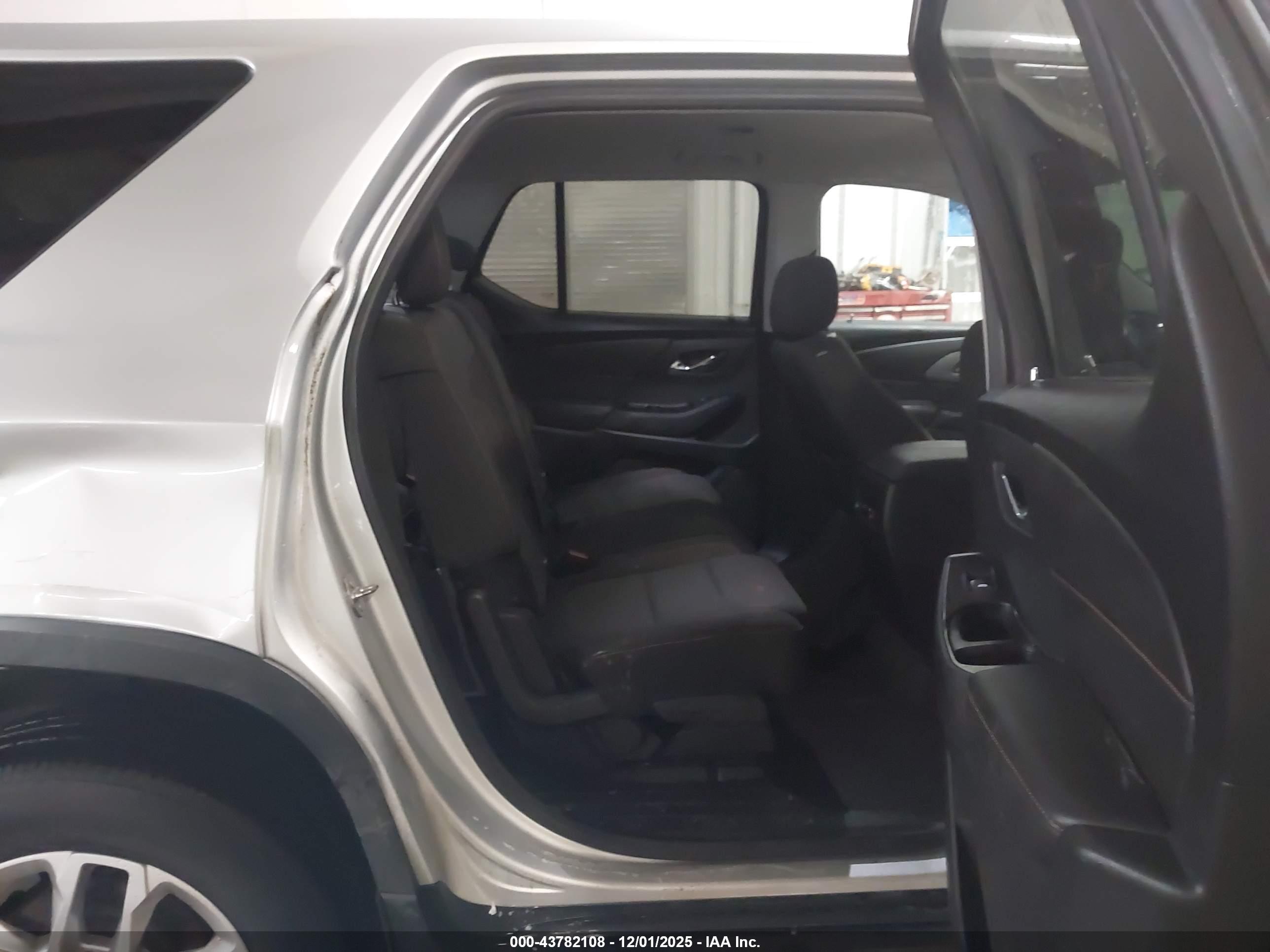 CHEVROLET TRAVERSE image 8