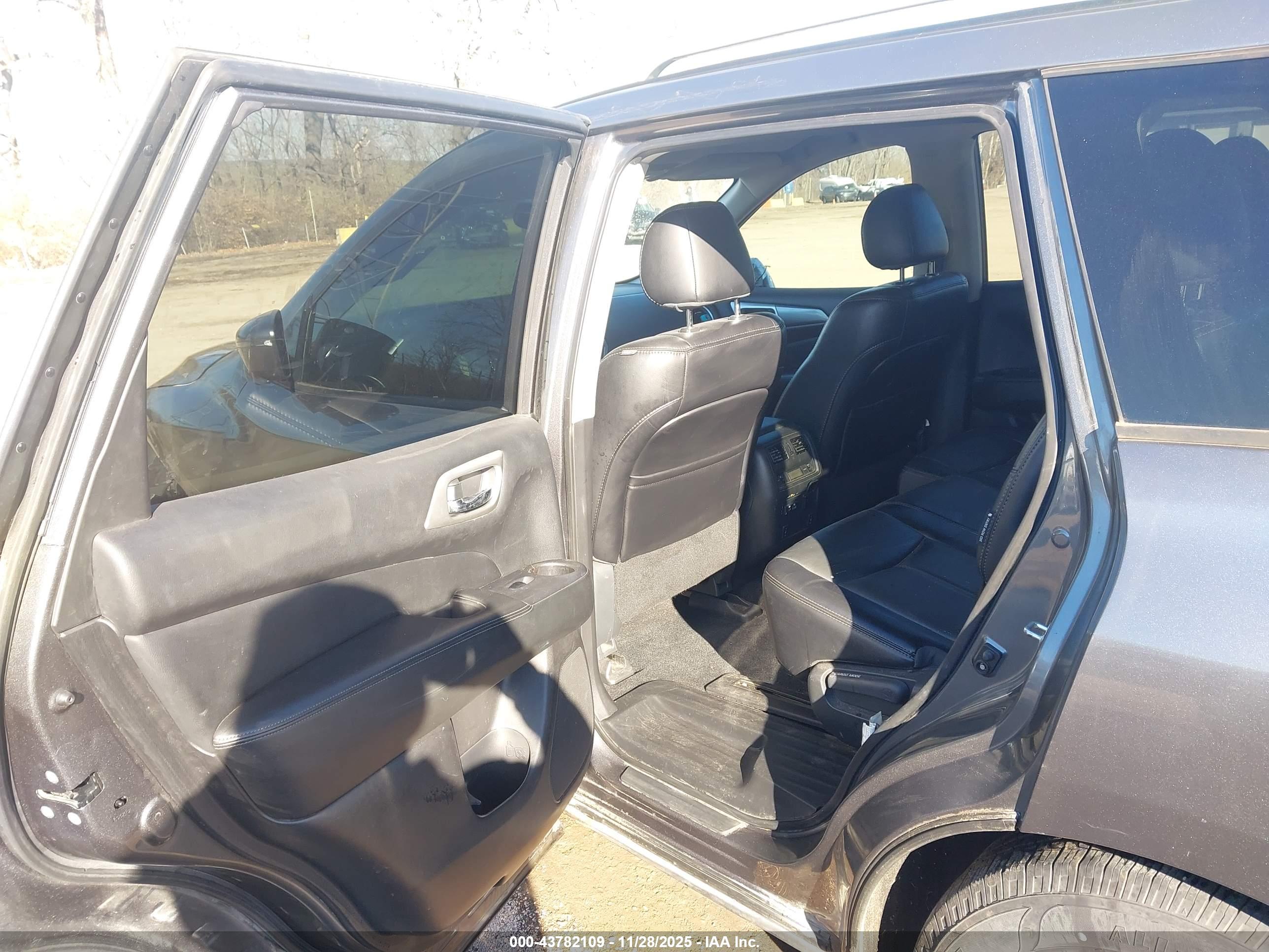 NISSAN PATHFINDER image 8