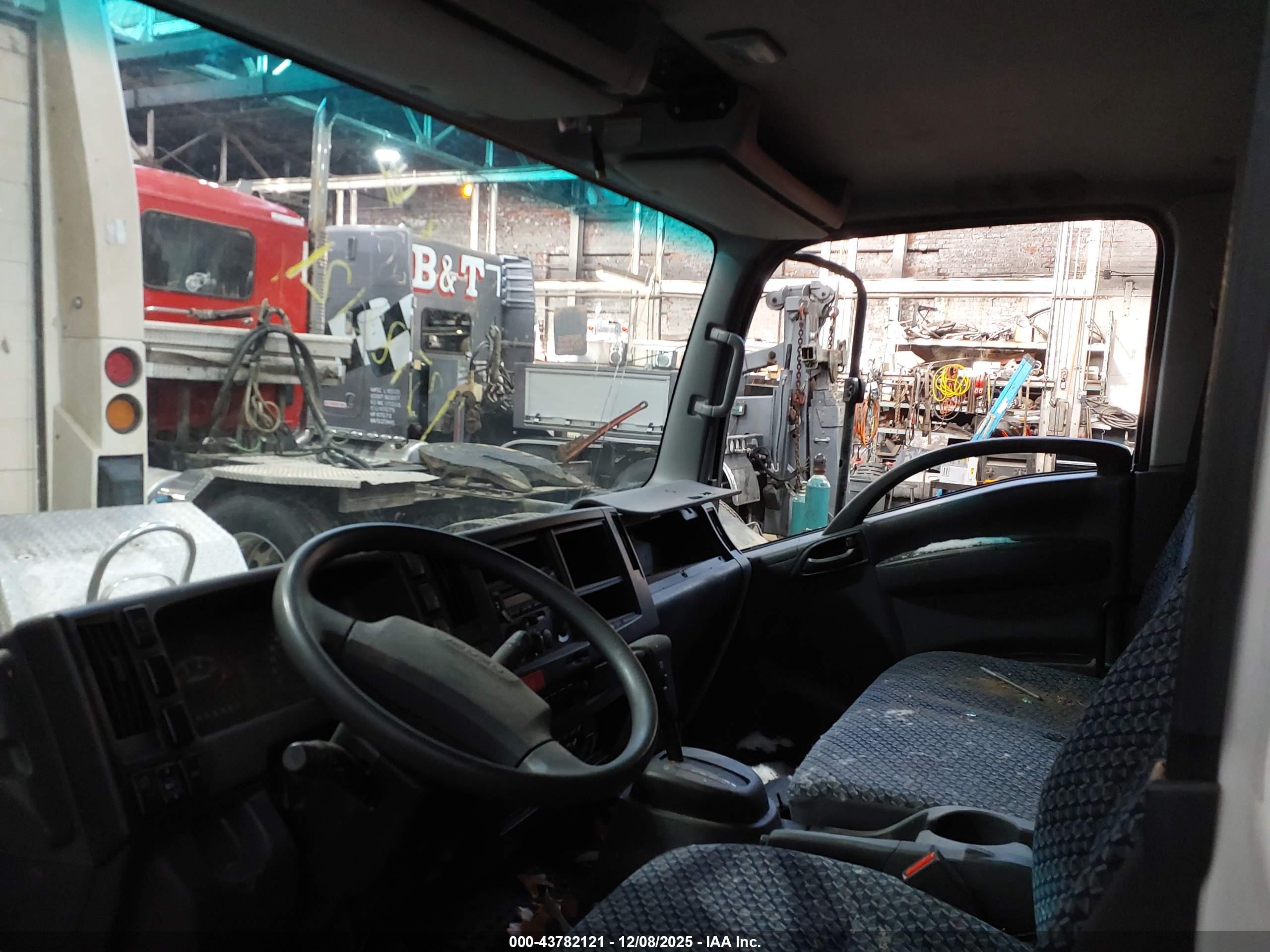 ISUZU NRR image 7