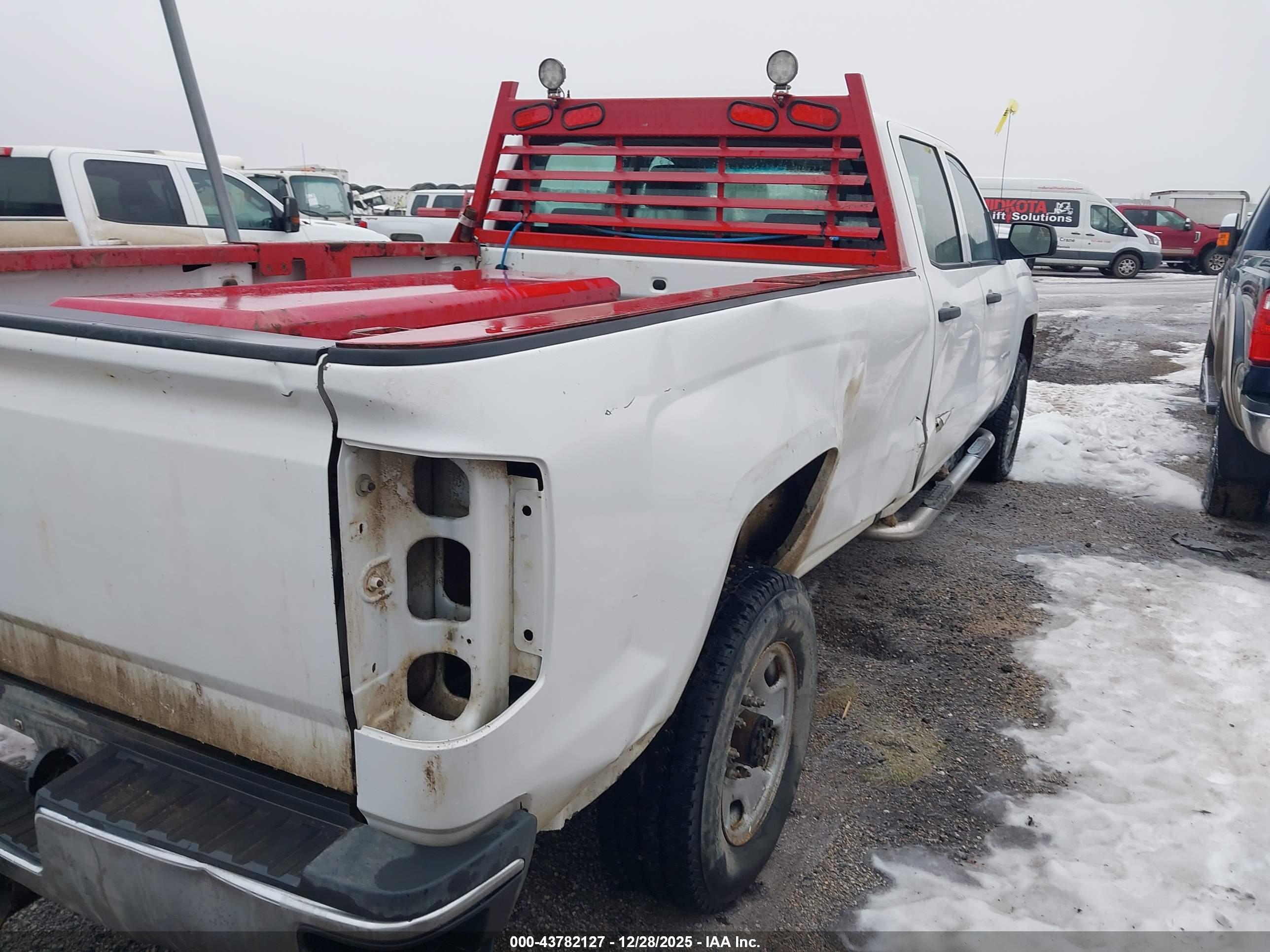 CHEVROLET SILVERADO image 4