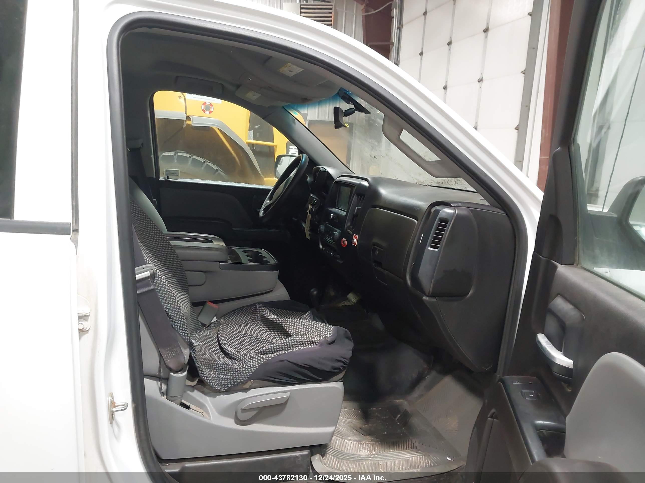 CHEVROLET SILVERADO image 5