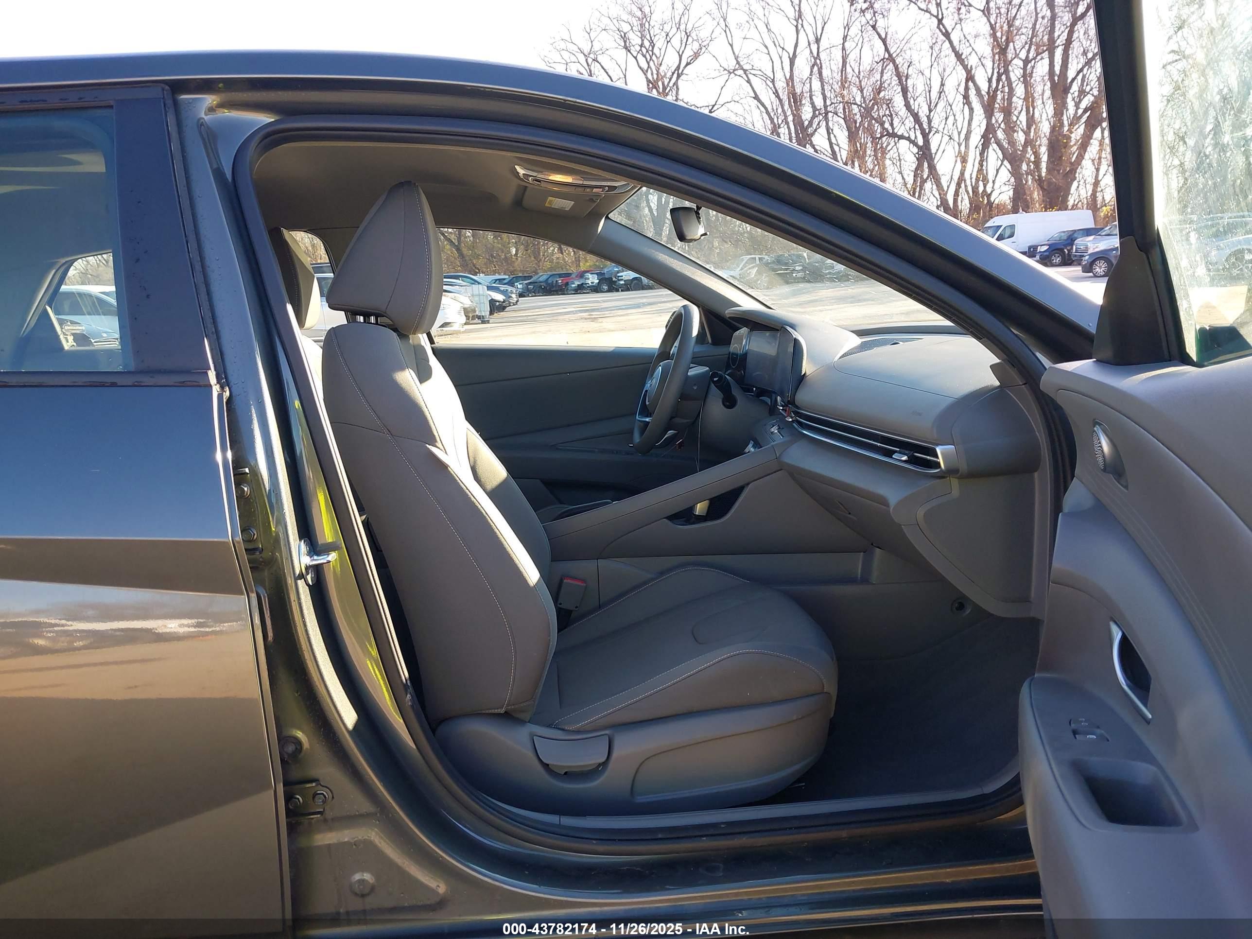 HYUNDAI ELANTRA image 5