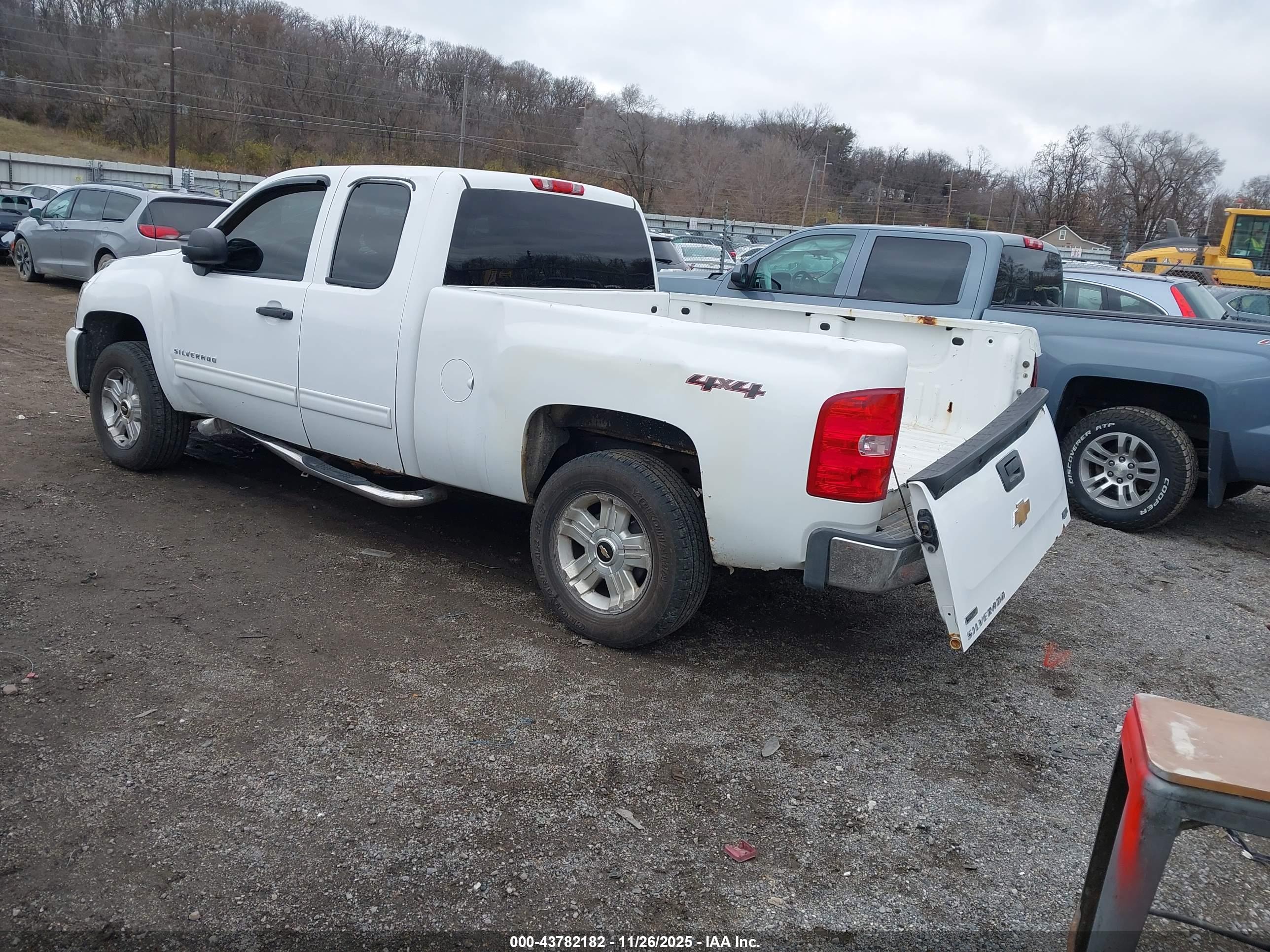 CHEVROLET SILVERADO image 3