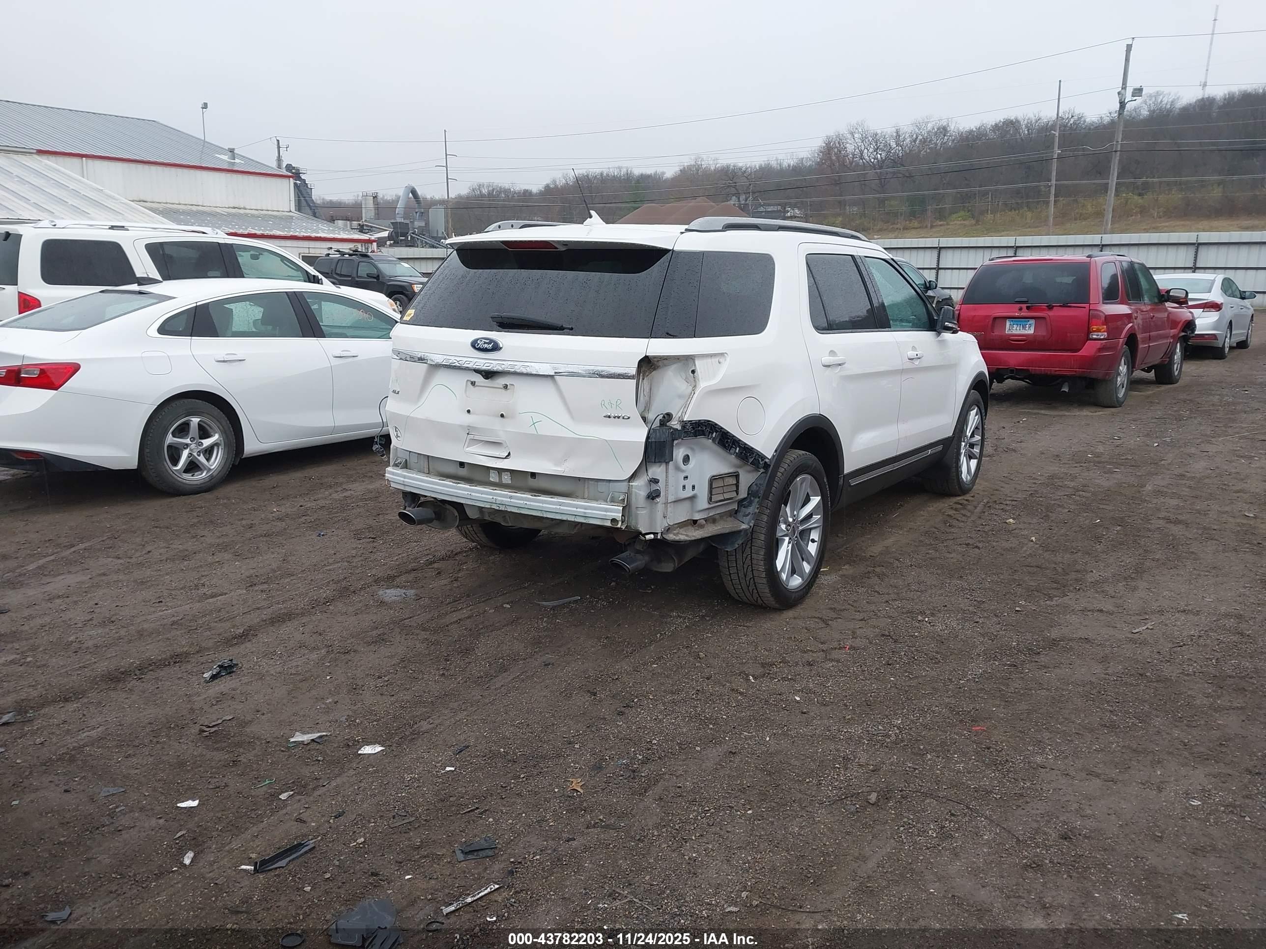FORD EXPLORER image 4