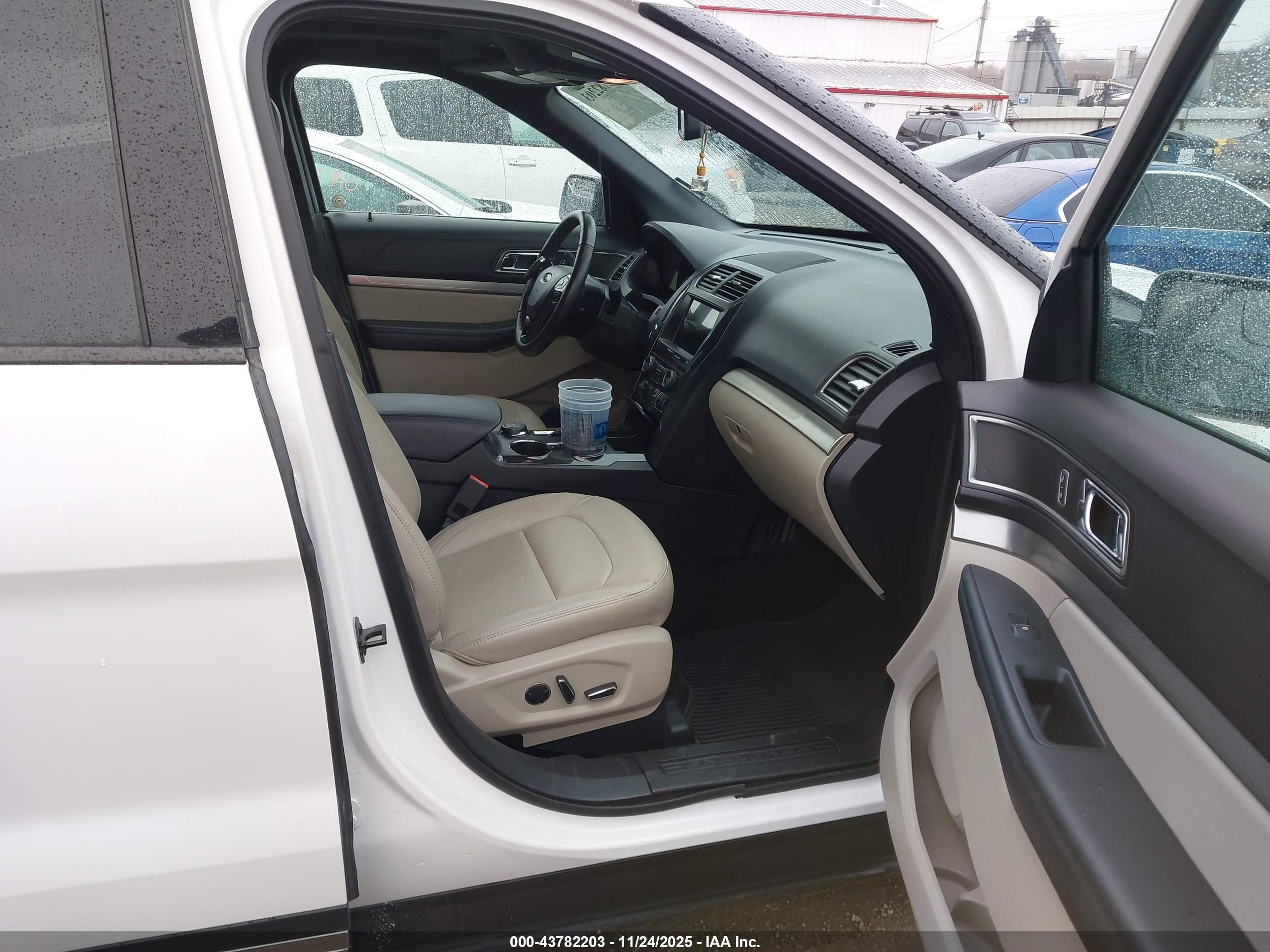 FORD EXPLORER image 5