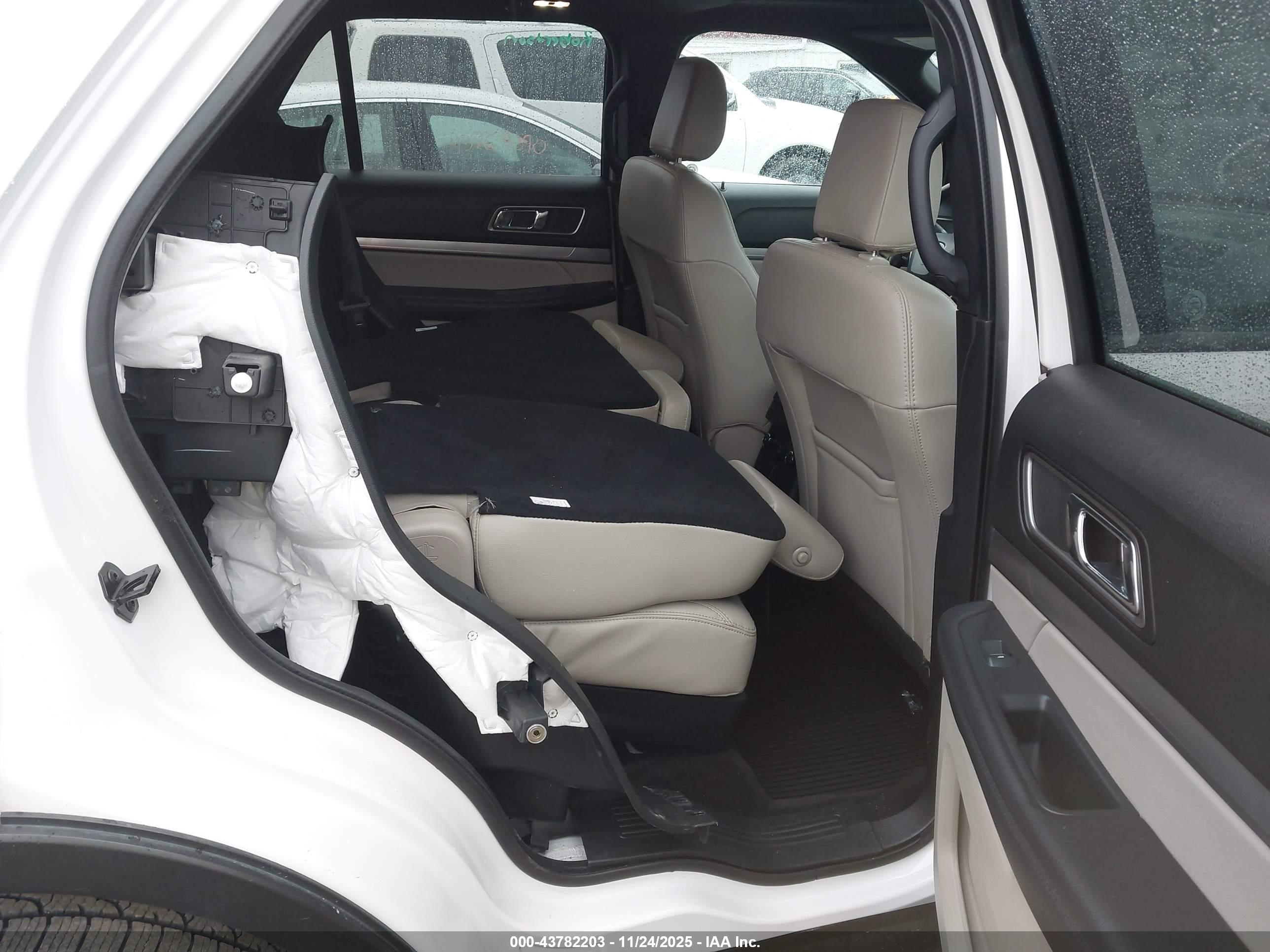 FORD EXPLORER image 8
