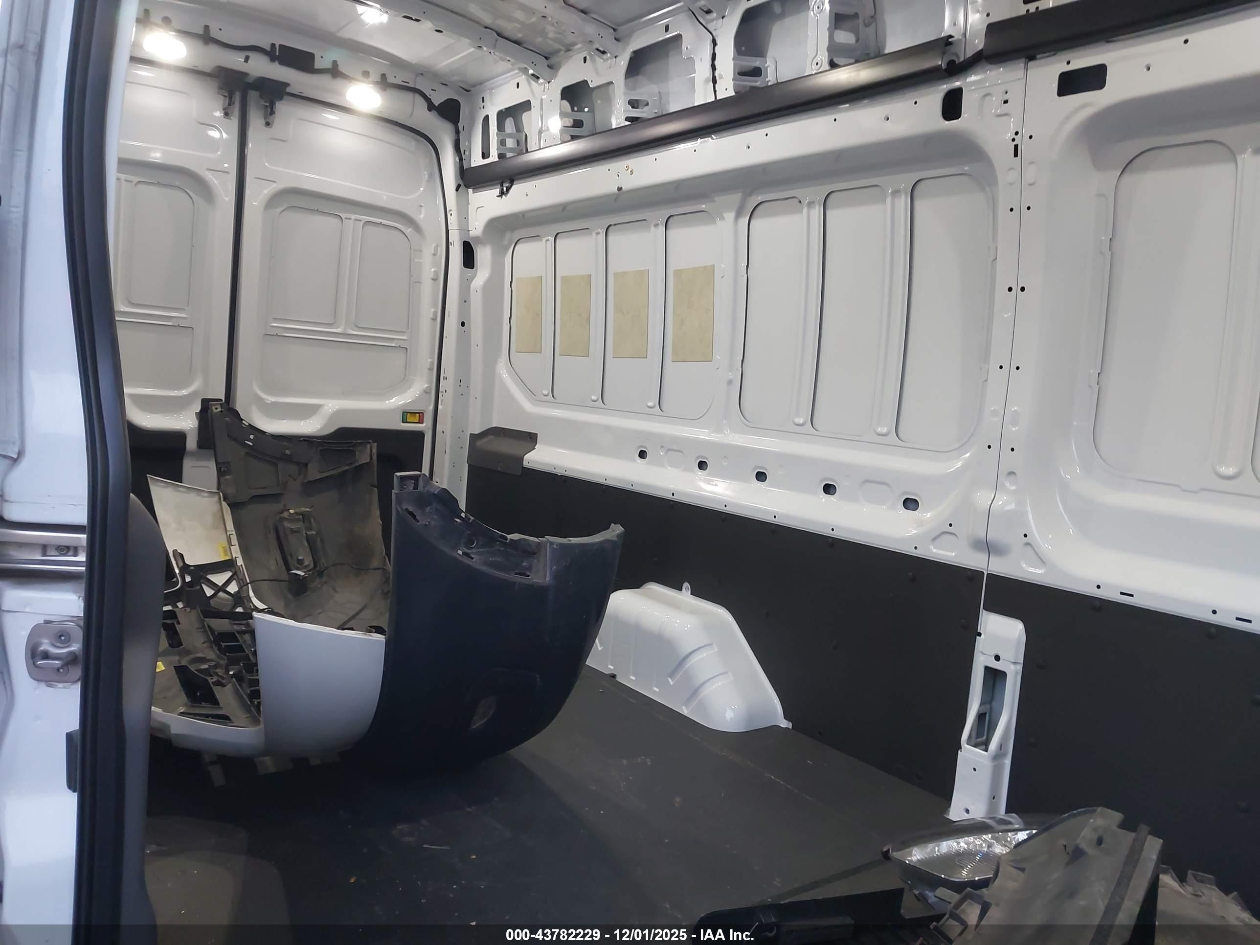 FORD E-TRANSIT-350 image 8