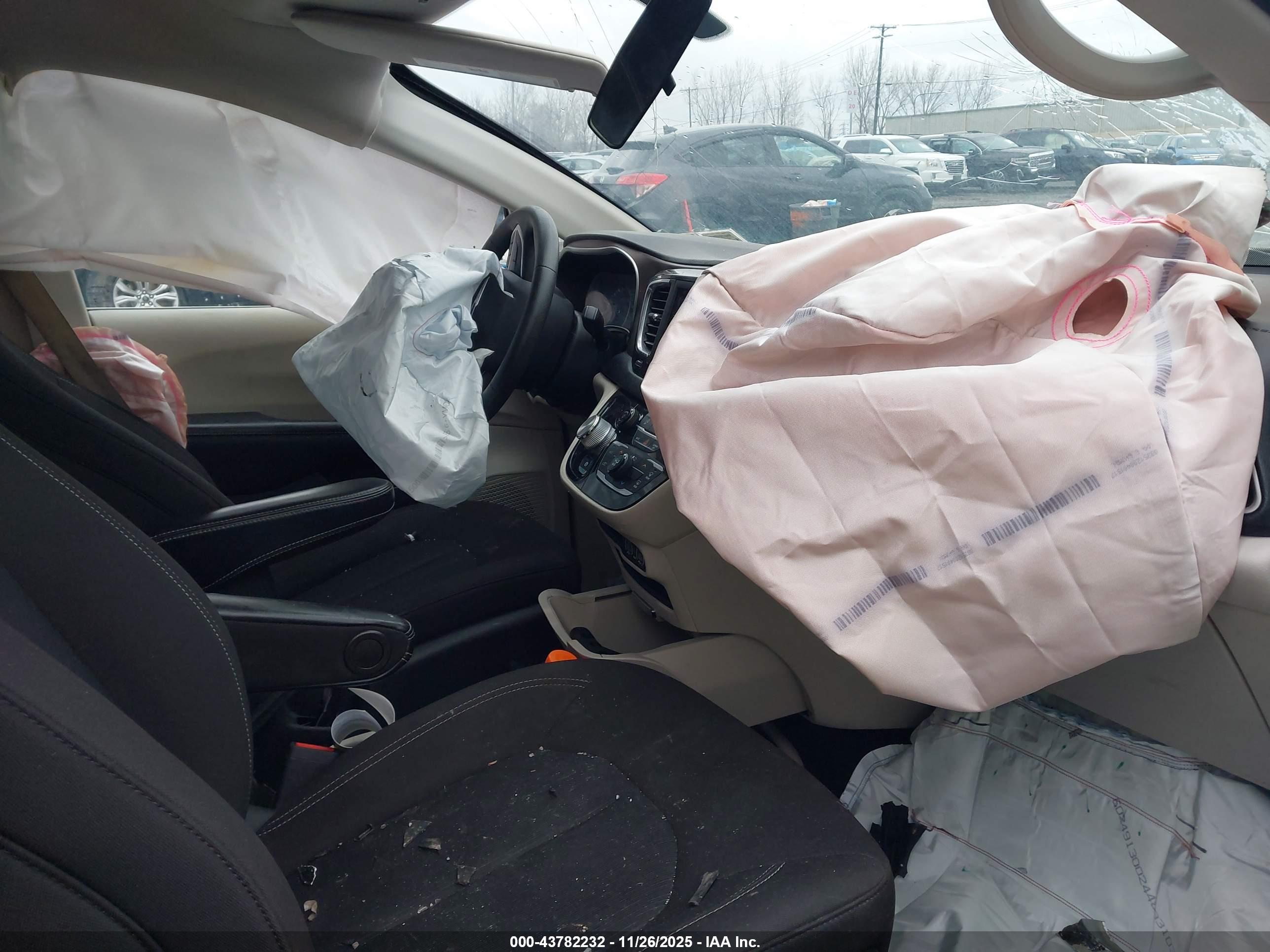 CHRYSLER VOYAGER image 5