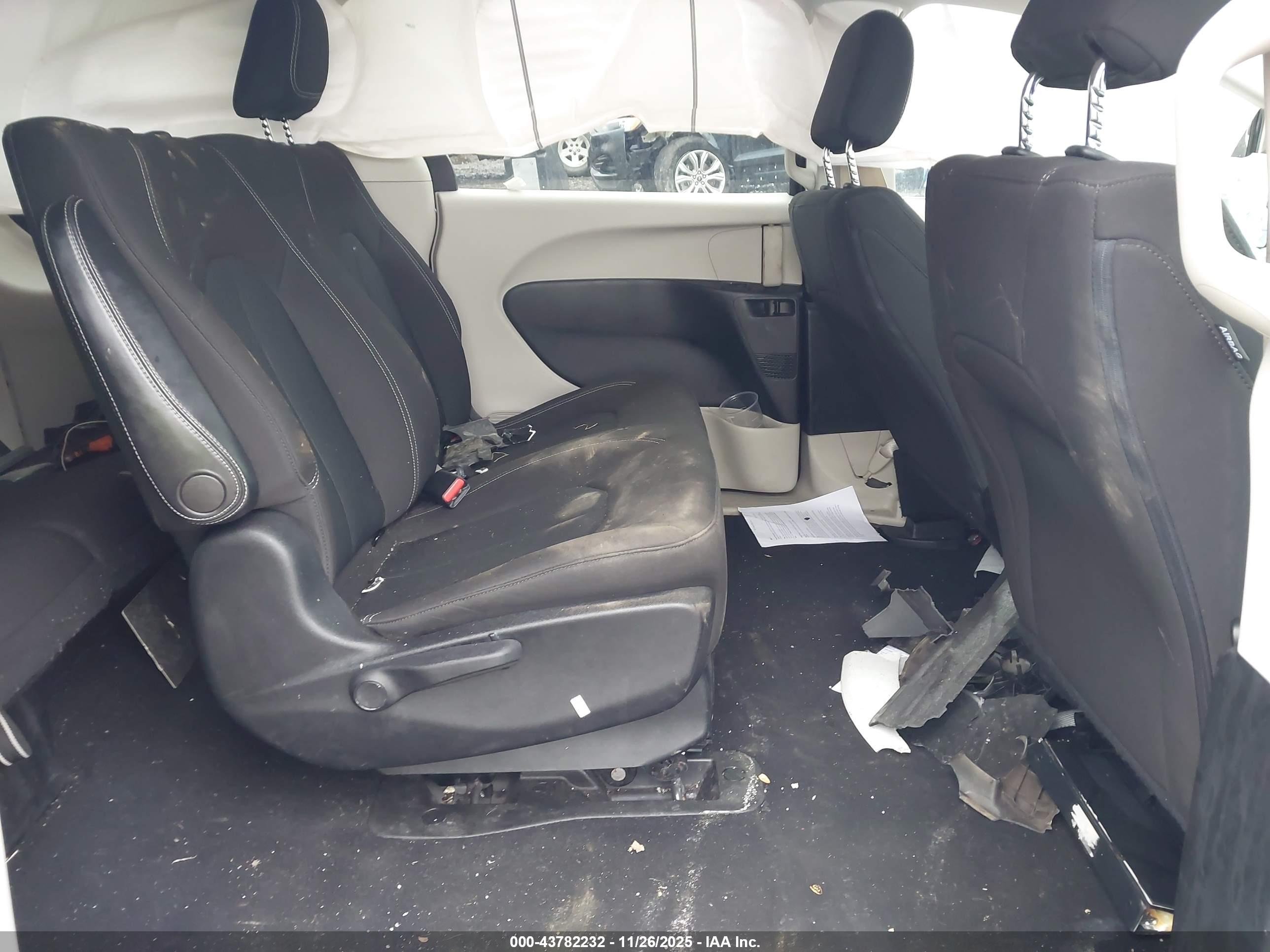 CHRYSLER VOYAGER image 8