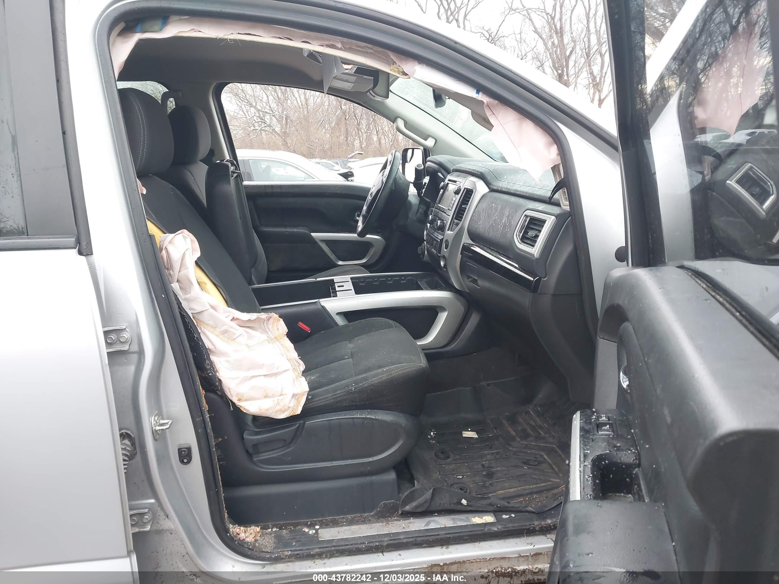 NISSAN TITAN image 5