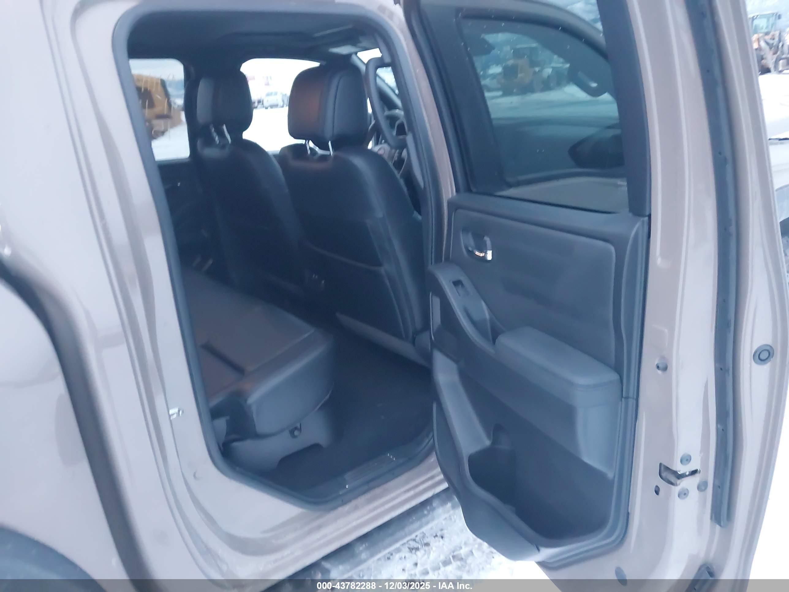 NISSAN FRONTIER image 8