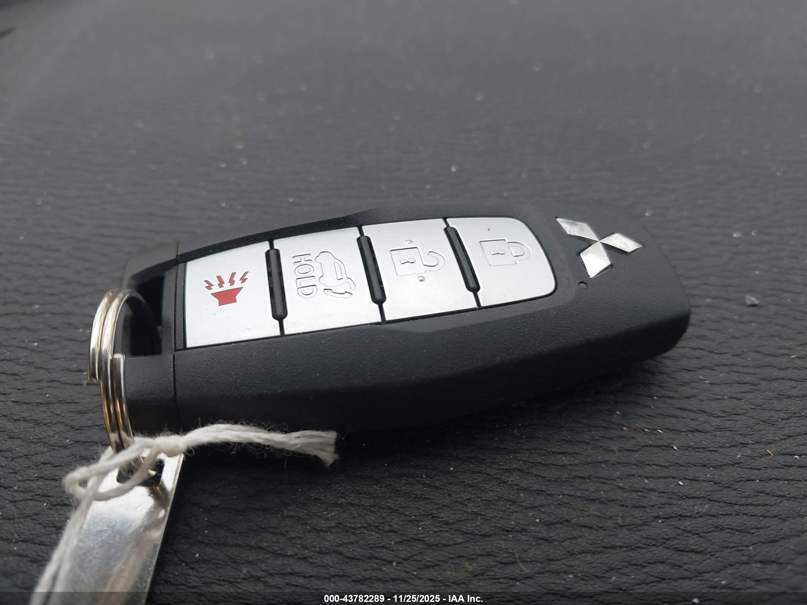 MITSUBISHI OUTLANDER image 11