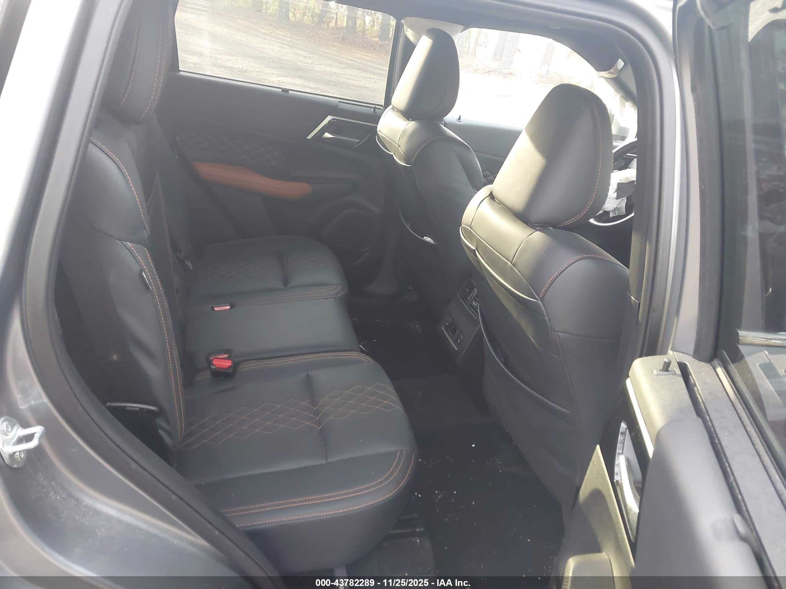 MITSUBISHI OUTLANDER image 8