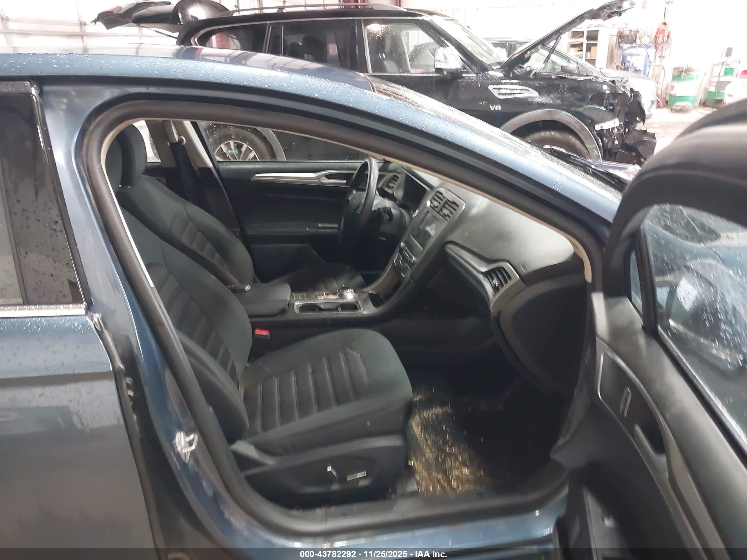 FORD FUSION image 5