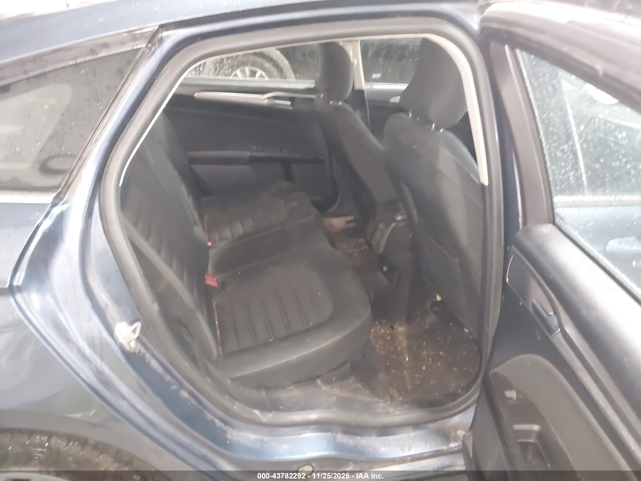 FORD FUSION image 8