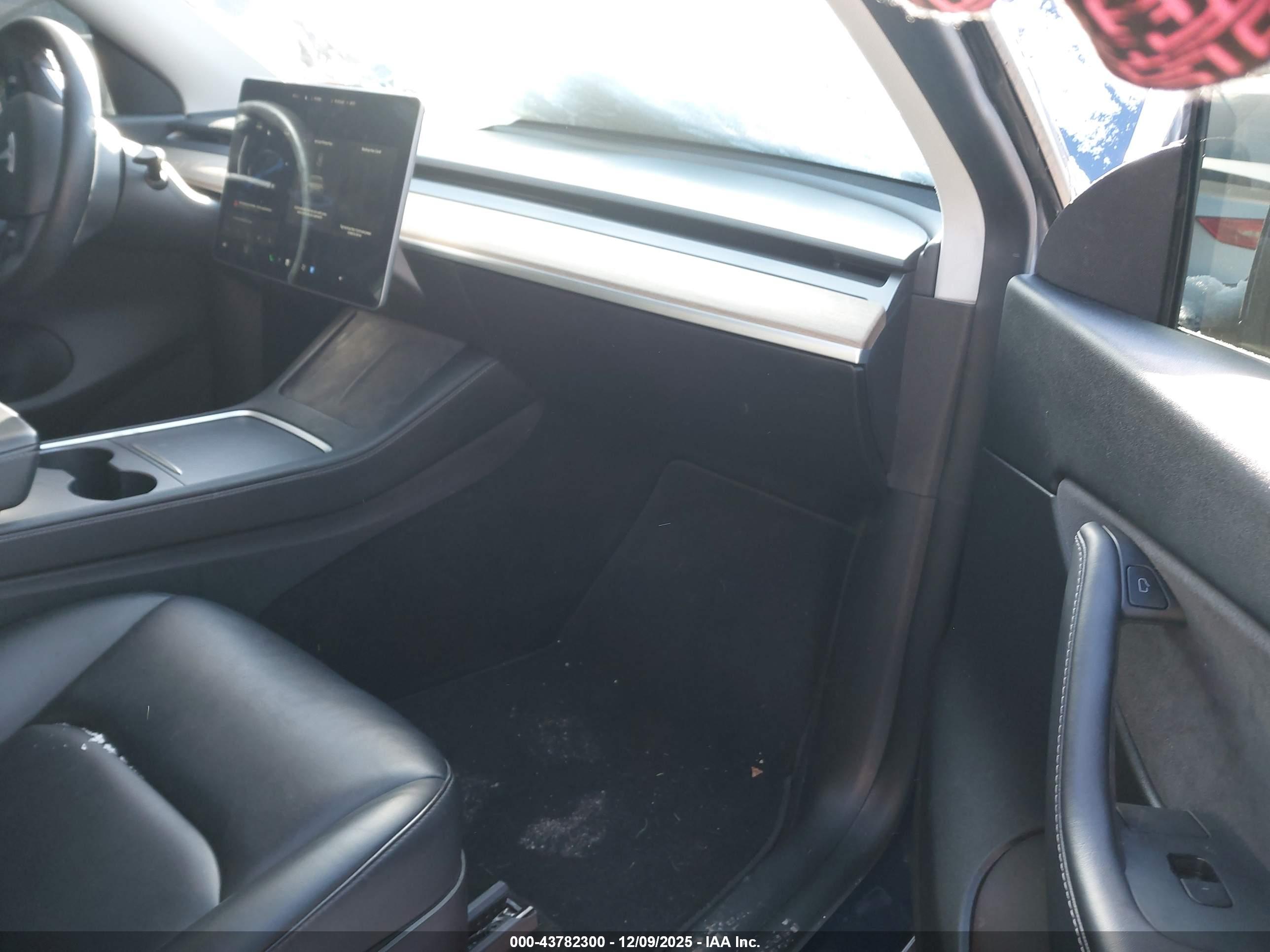 TESLA MODEL image 5