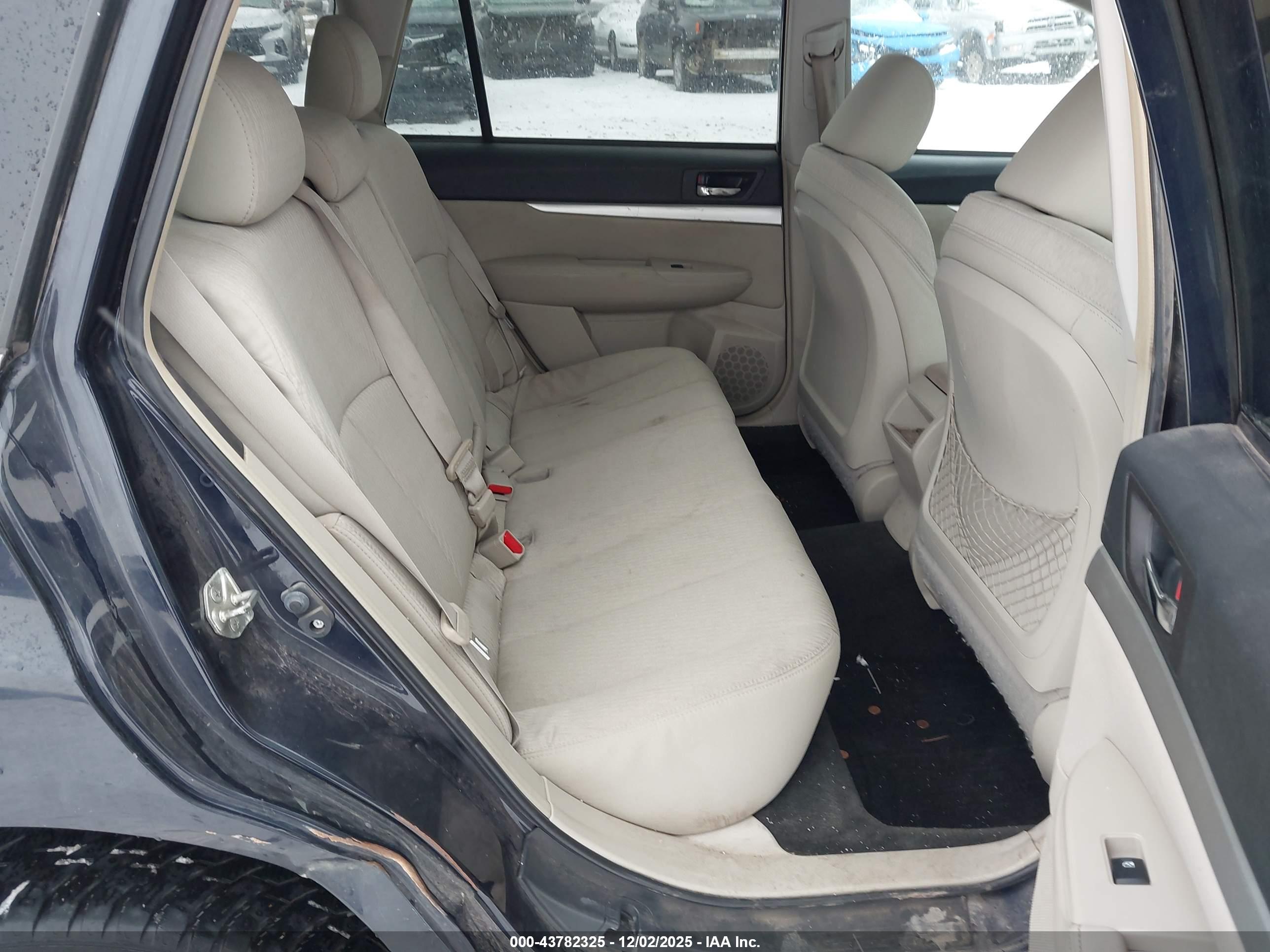 SUBARU OUTBACK image 8