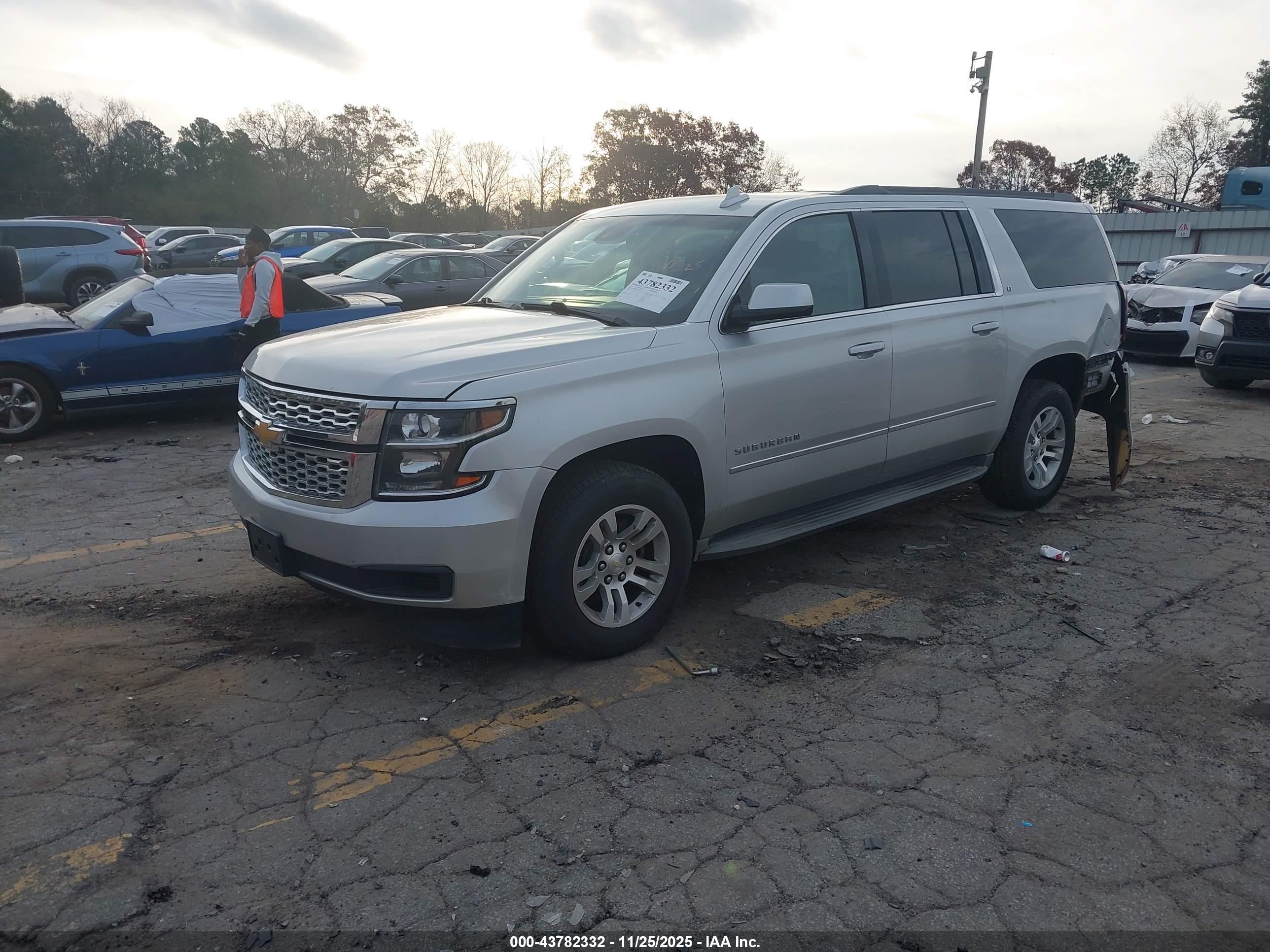 CHEVROLET SUBURBAN image 2