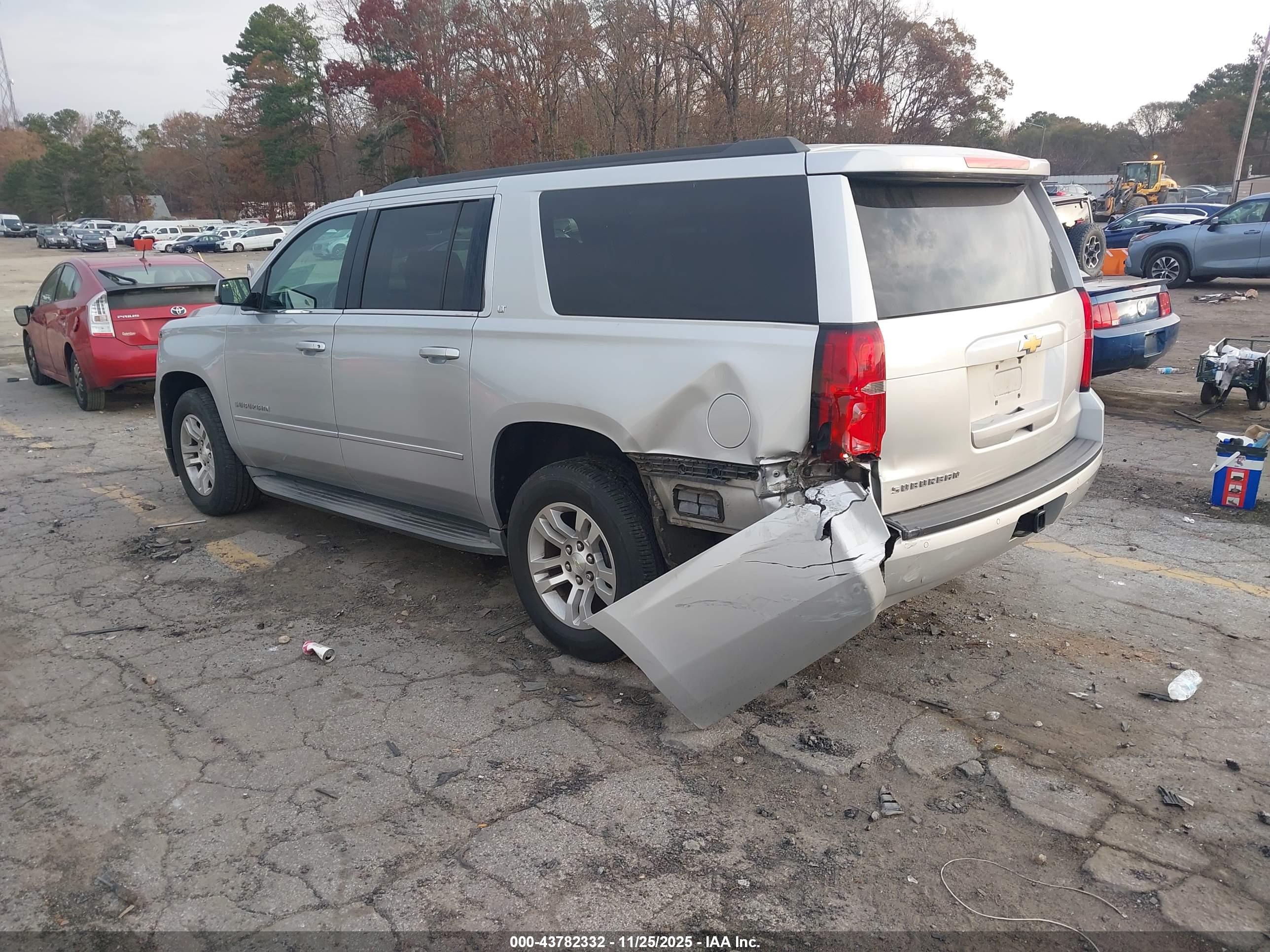 CHEVROLET SUBURBAN image 3