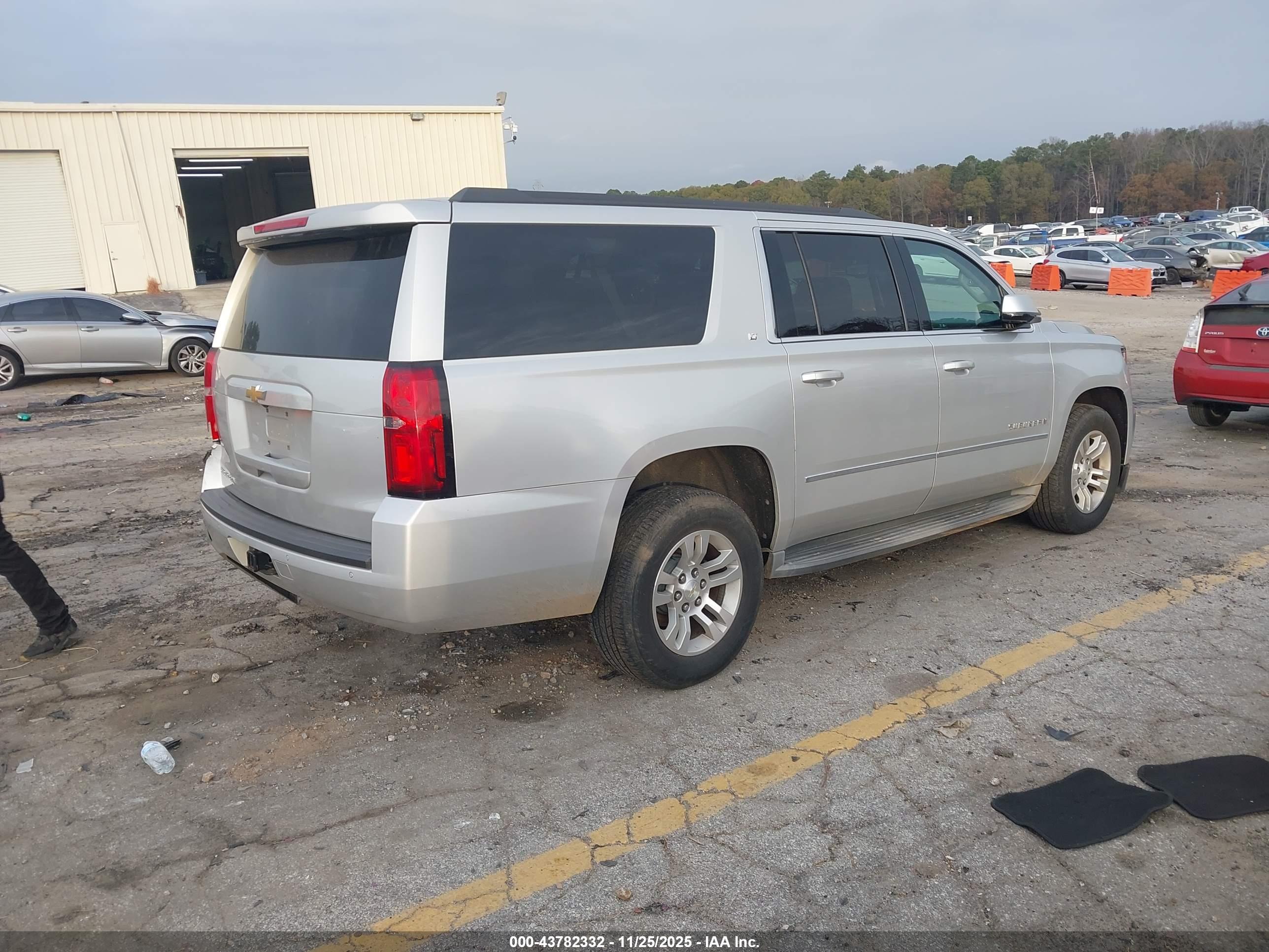 CHEVROLET SUBURBAN image 4
