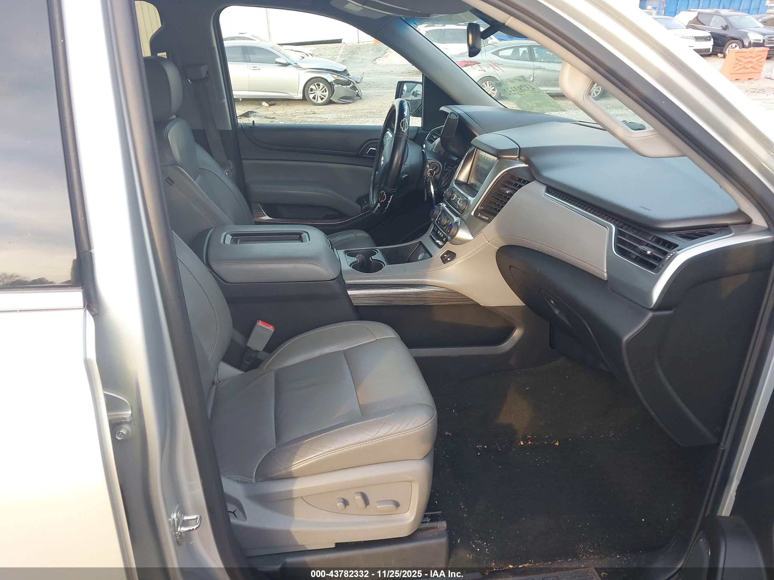 CHEVROLET SUBURBAN image 5