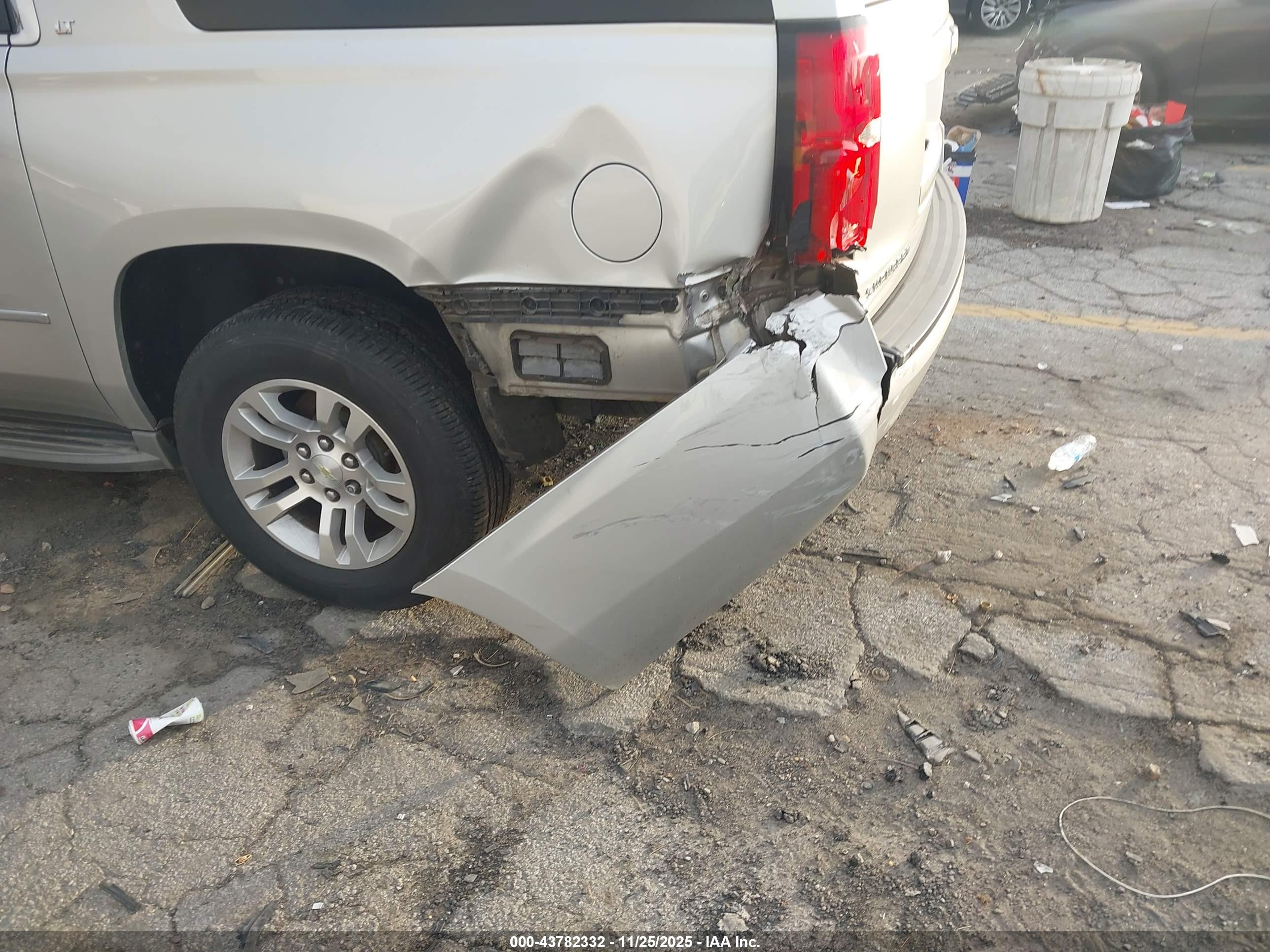 CHEVROLET SUBURBAN image 6