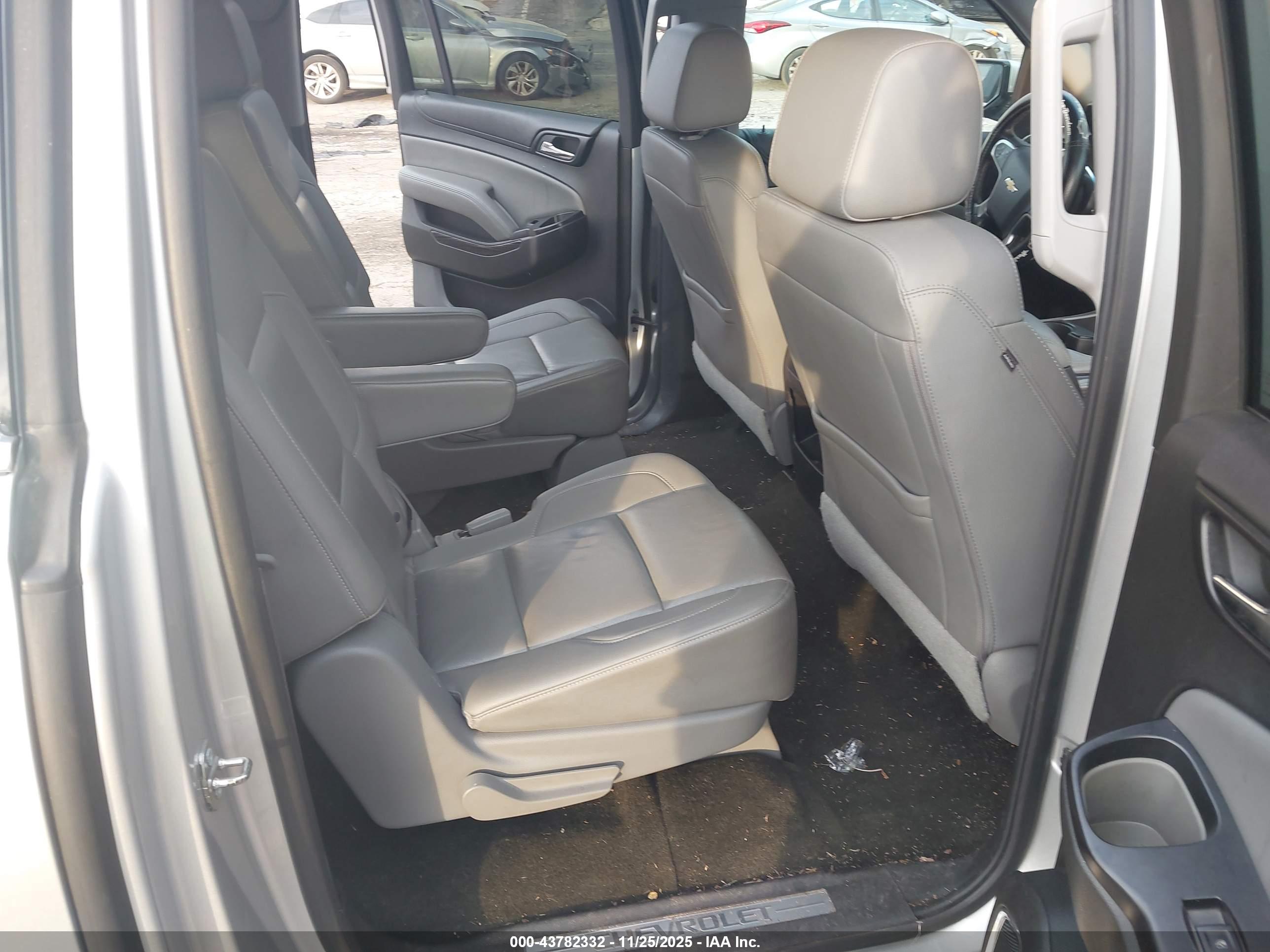 CHEVROLET SUBURBAN image 8