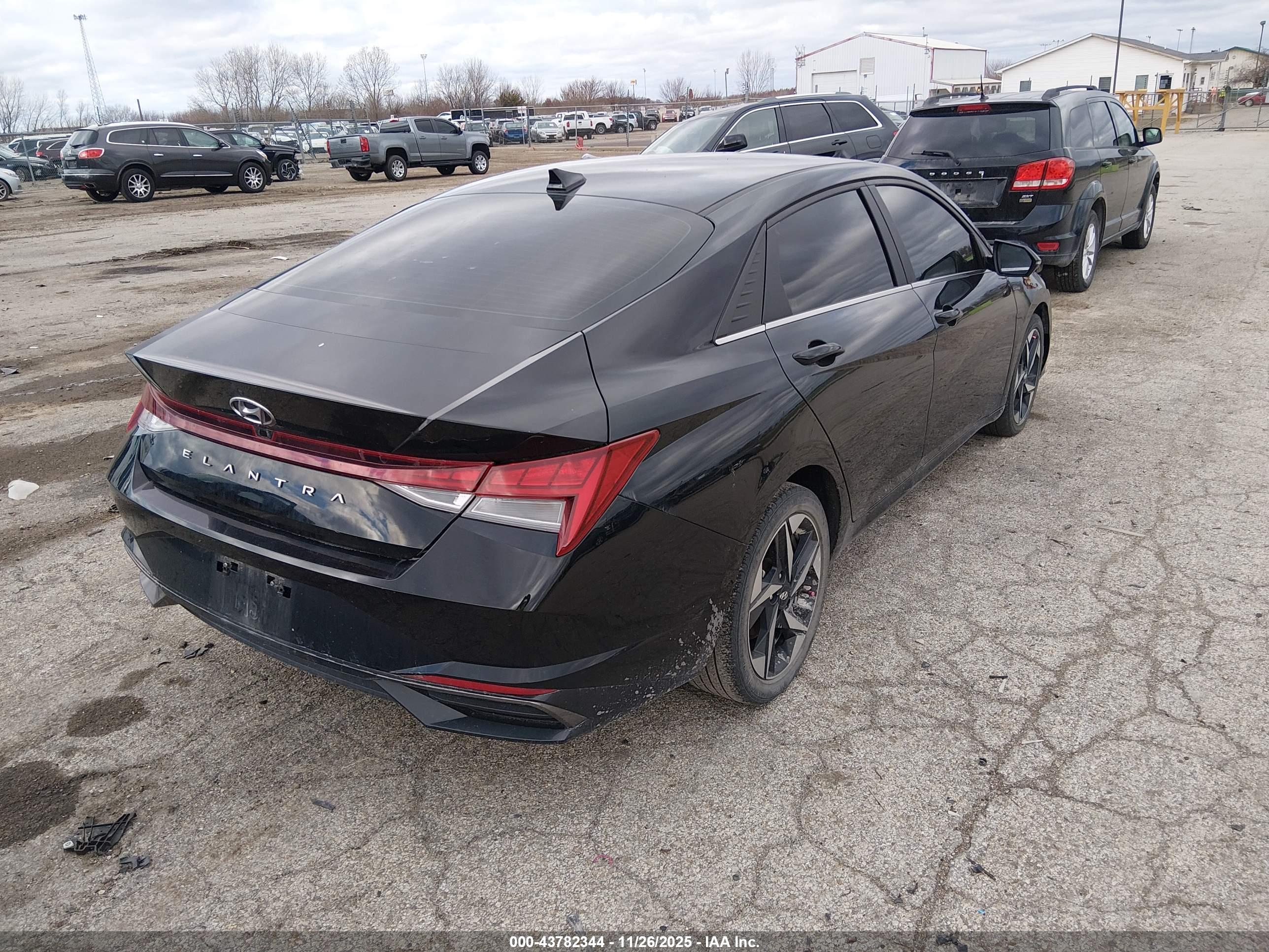 HYUNDAI ELANTRA image 4