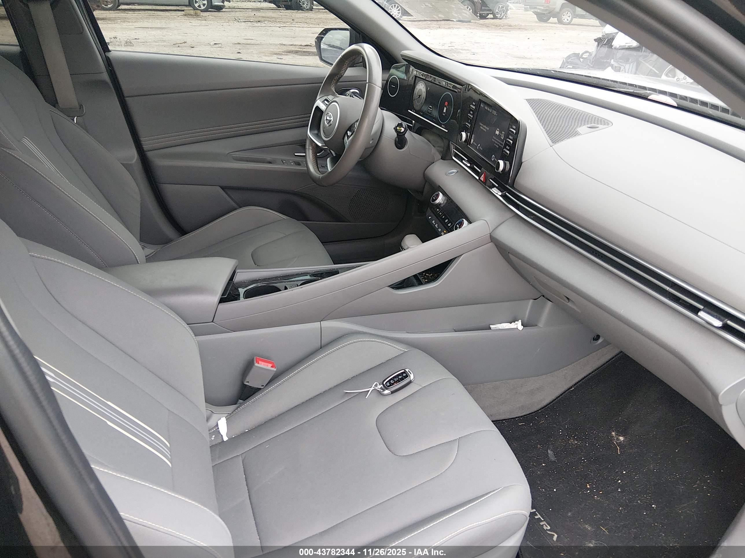 HYUNDAI ELANTRA image 5