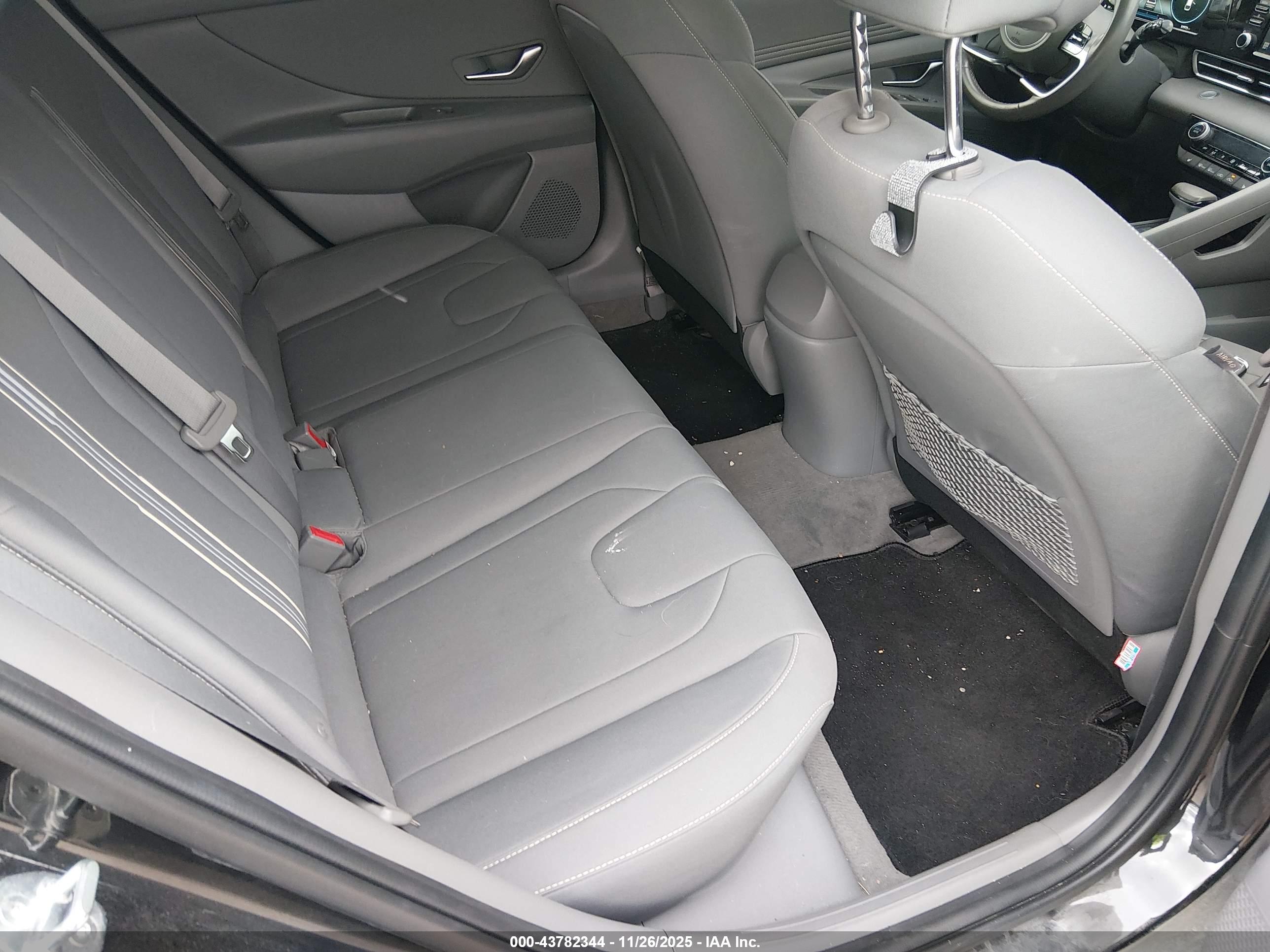 HYUNDAI ELANTRA image 8