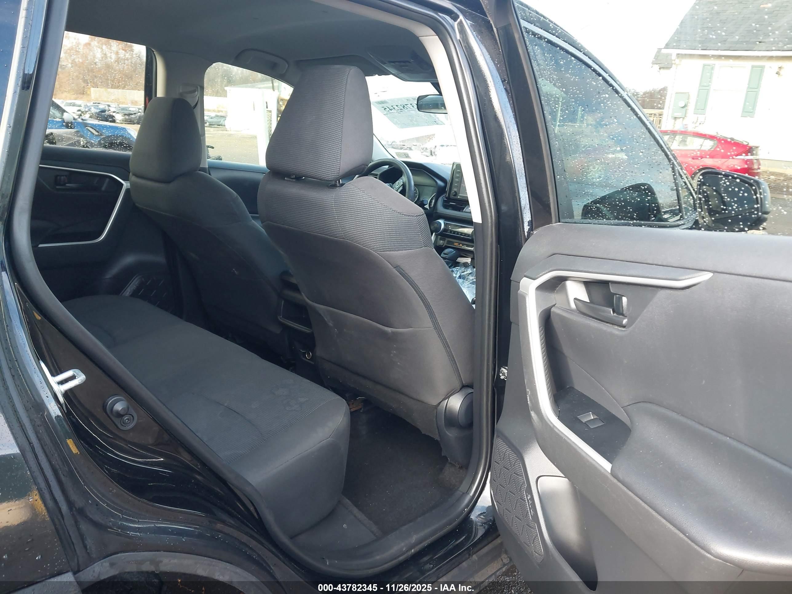 TOYOTA RAV4 image 8