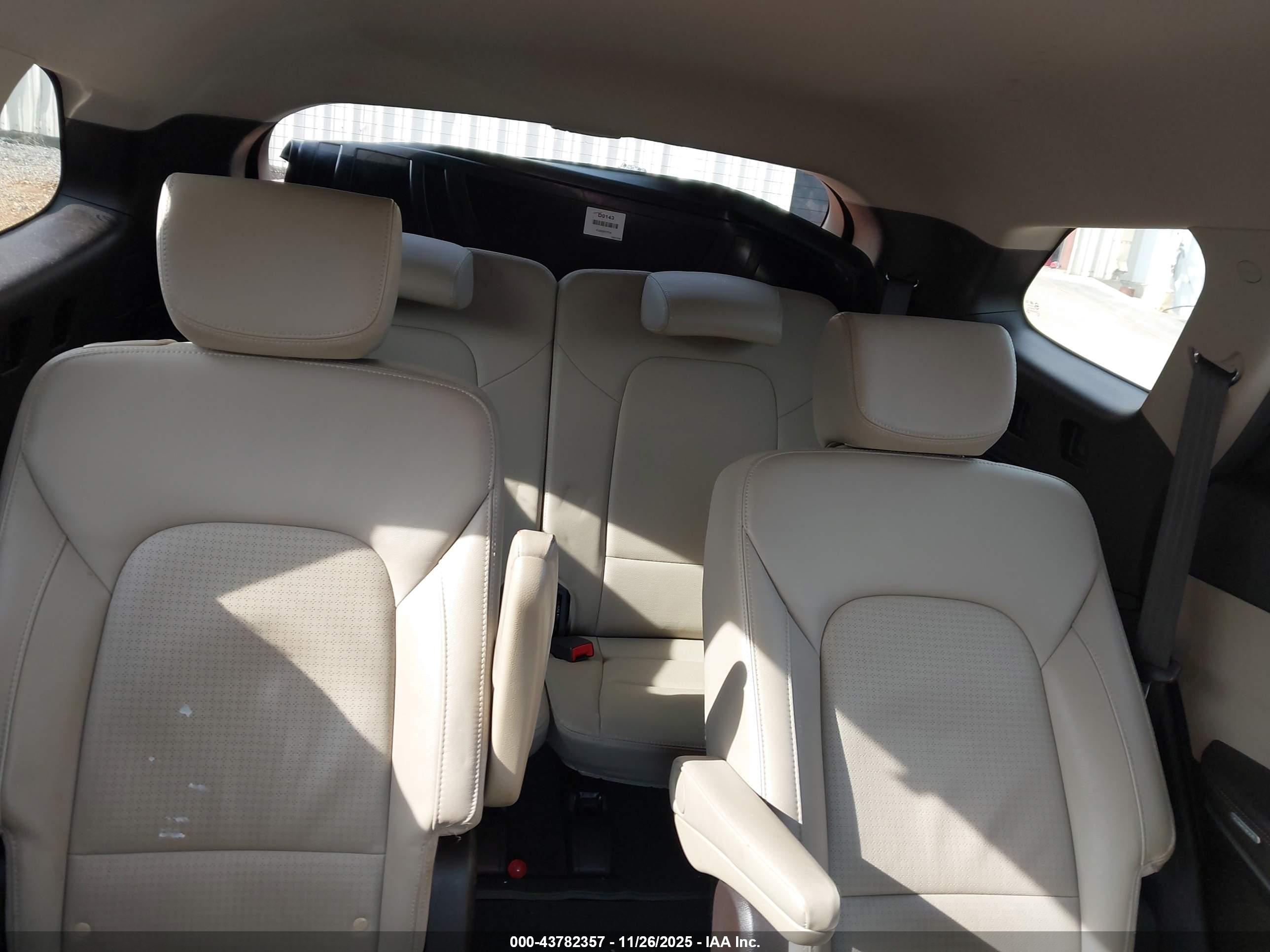 HYUNDAI SANTA image 8