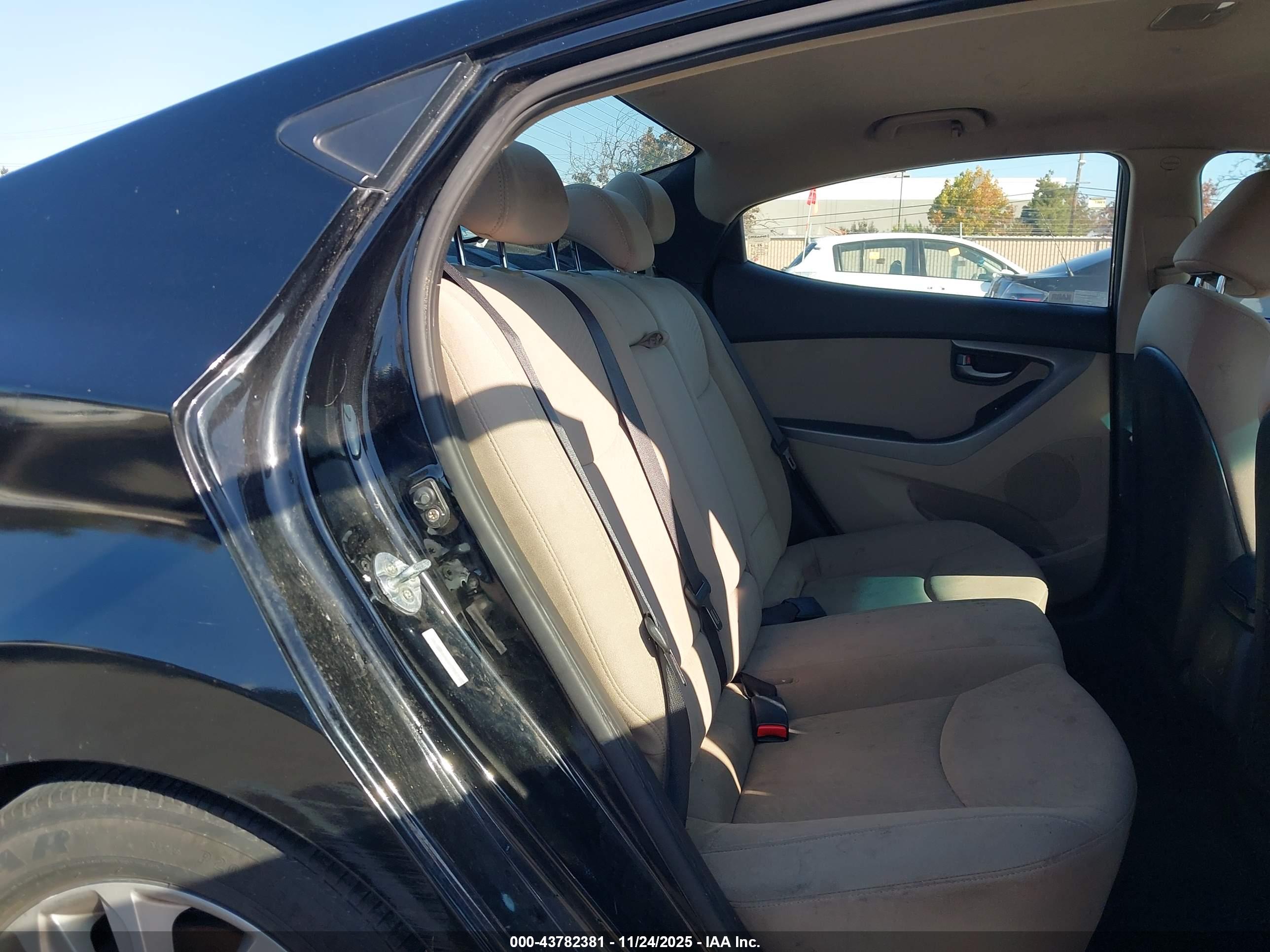 HYUNDAI ELANTRA image 8