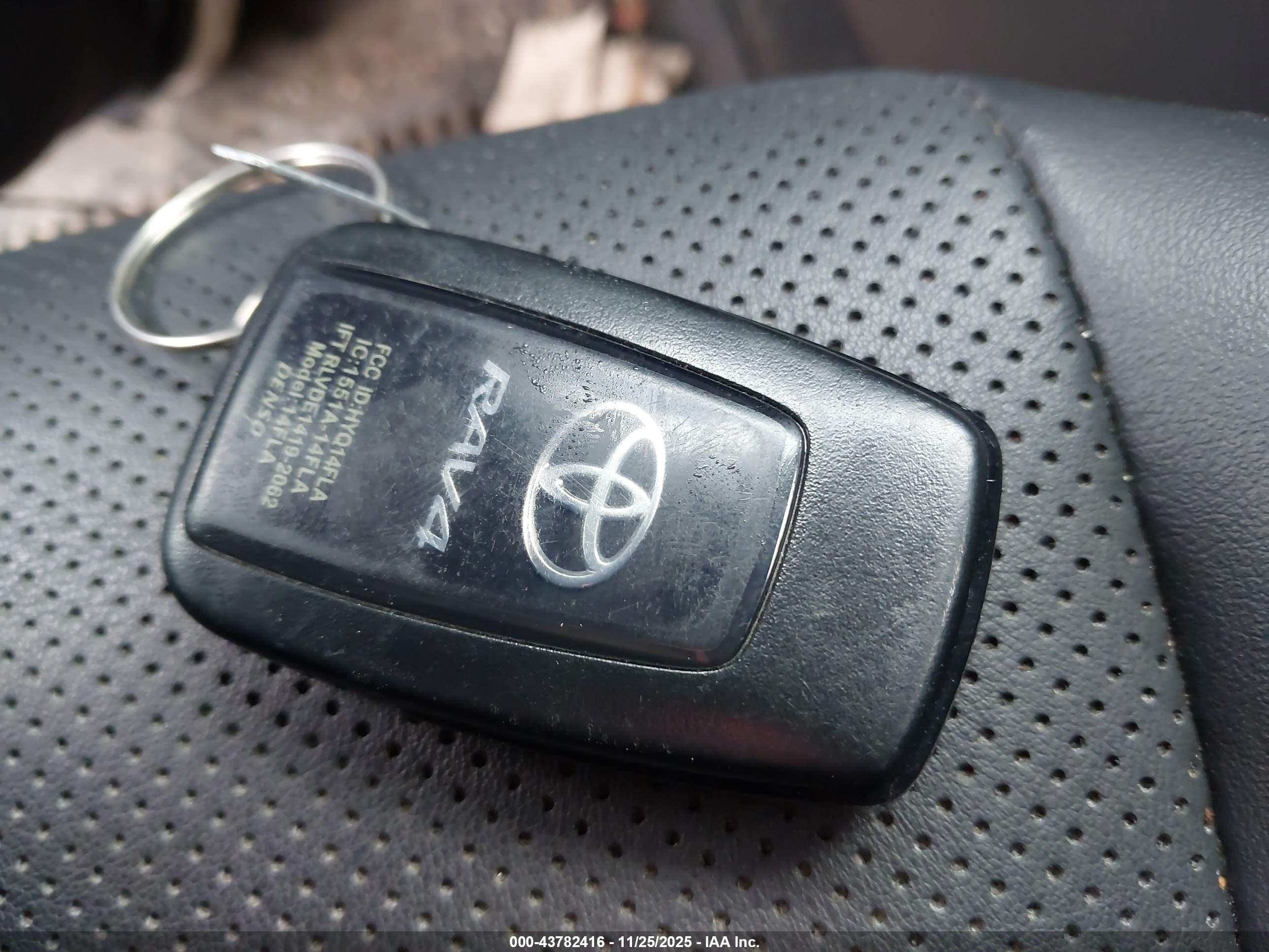 TOYOTA RAV4 image 11