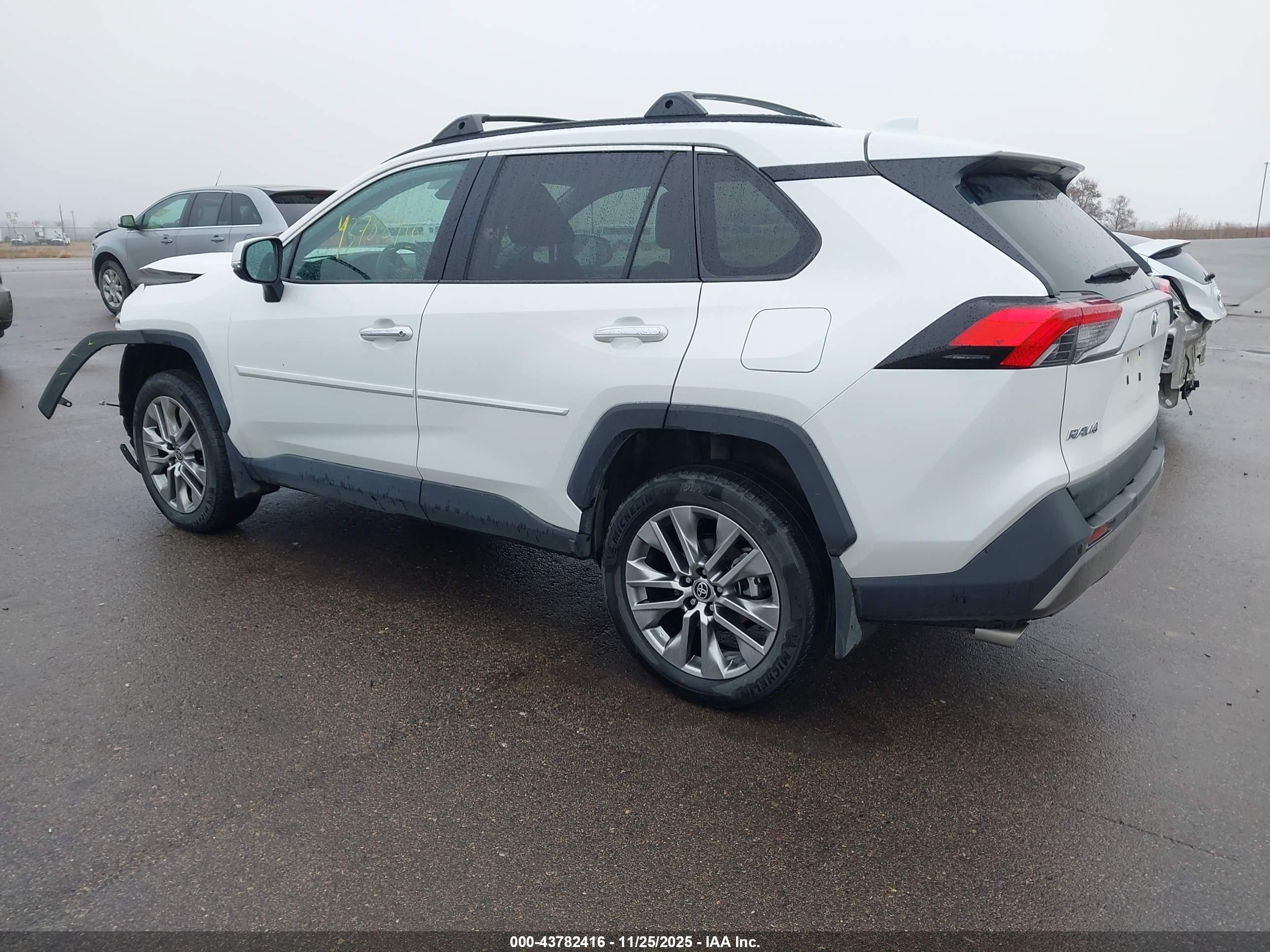 TOYOTA RAV4 image 3