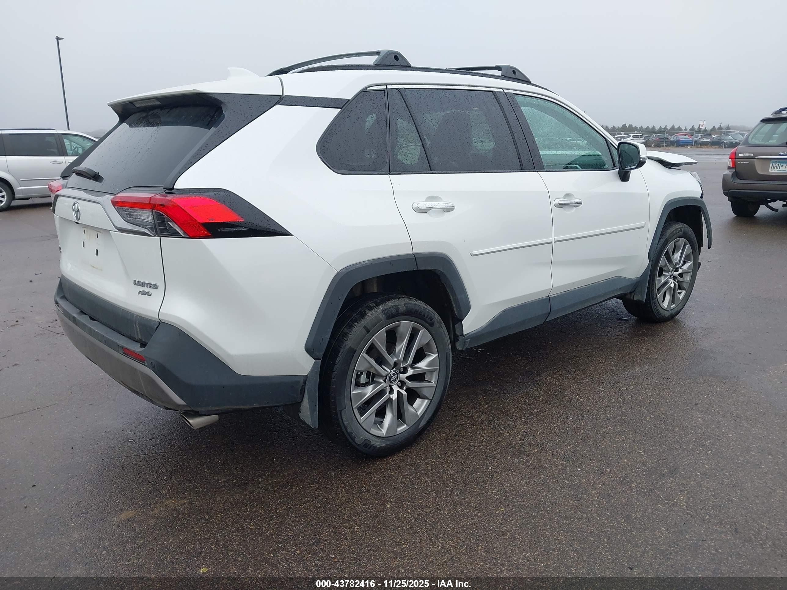 TOYOTA RAV4 image 4
