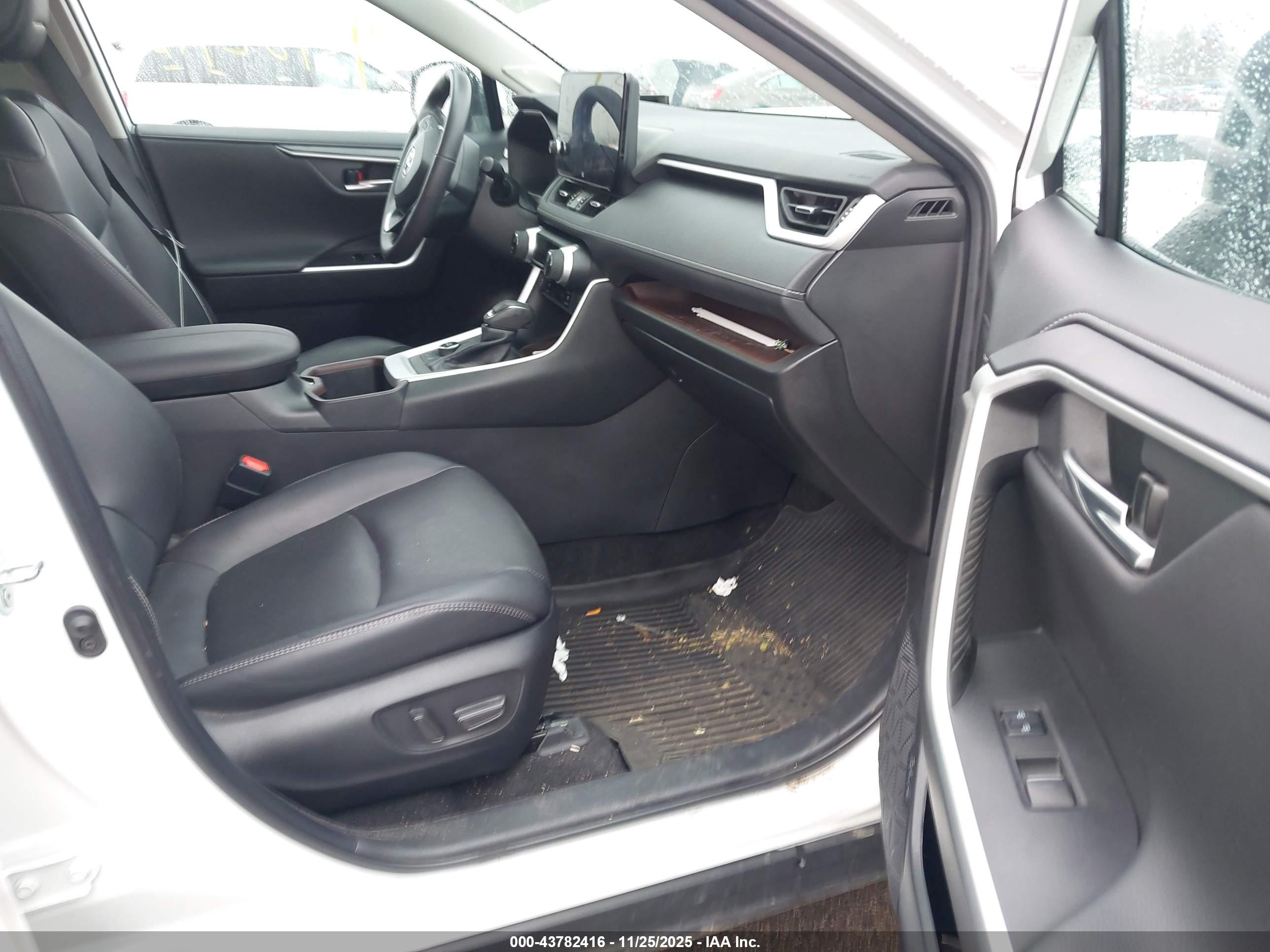 TOYOTA RAV4 image 5