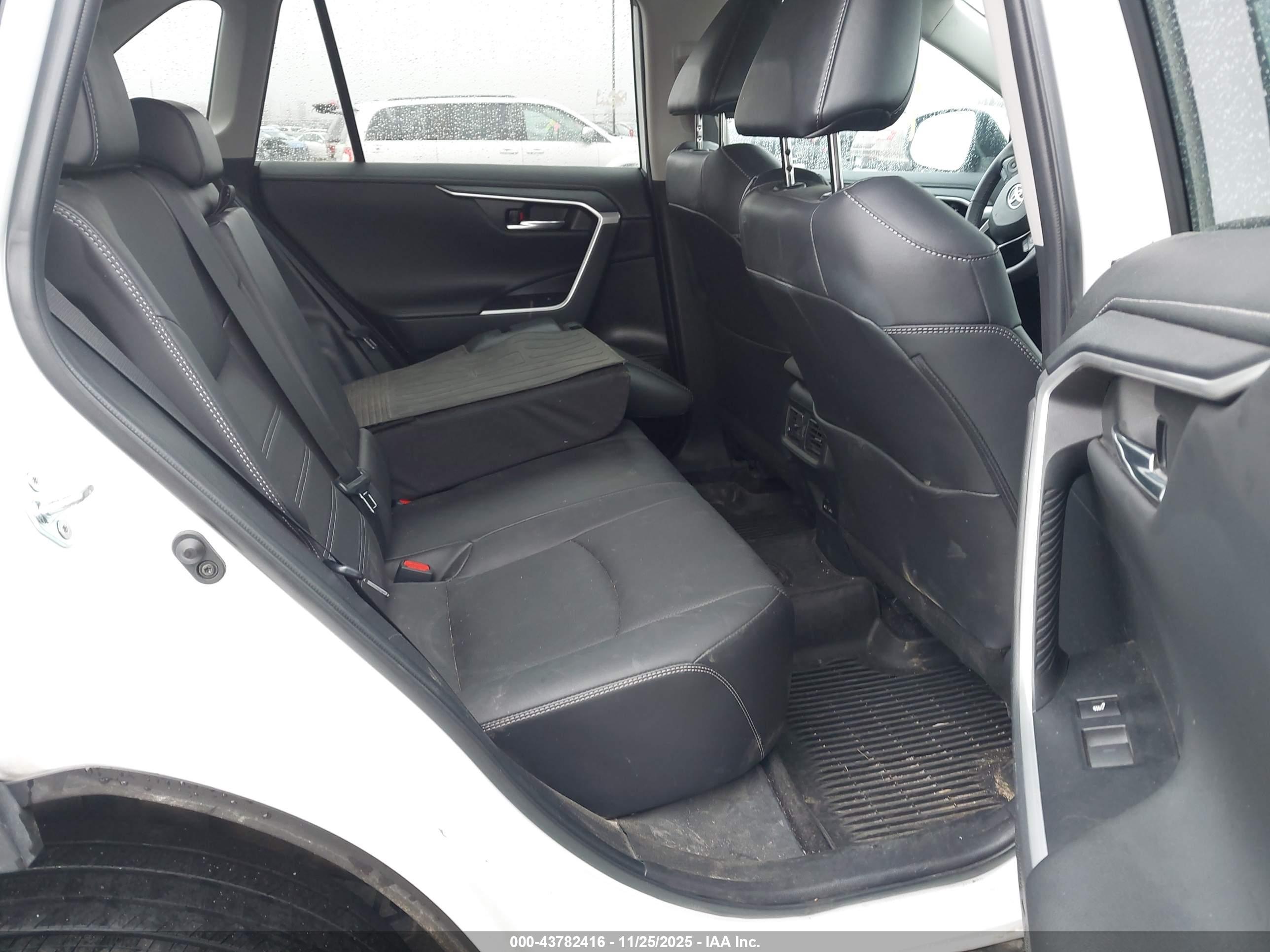 TOYOTA RAV4 image 8